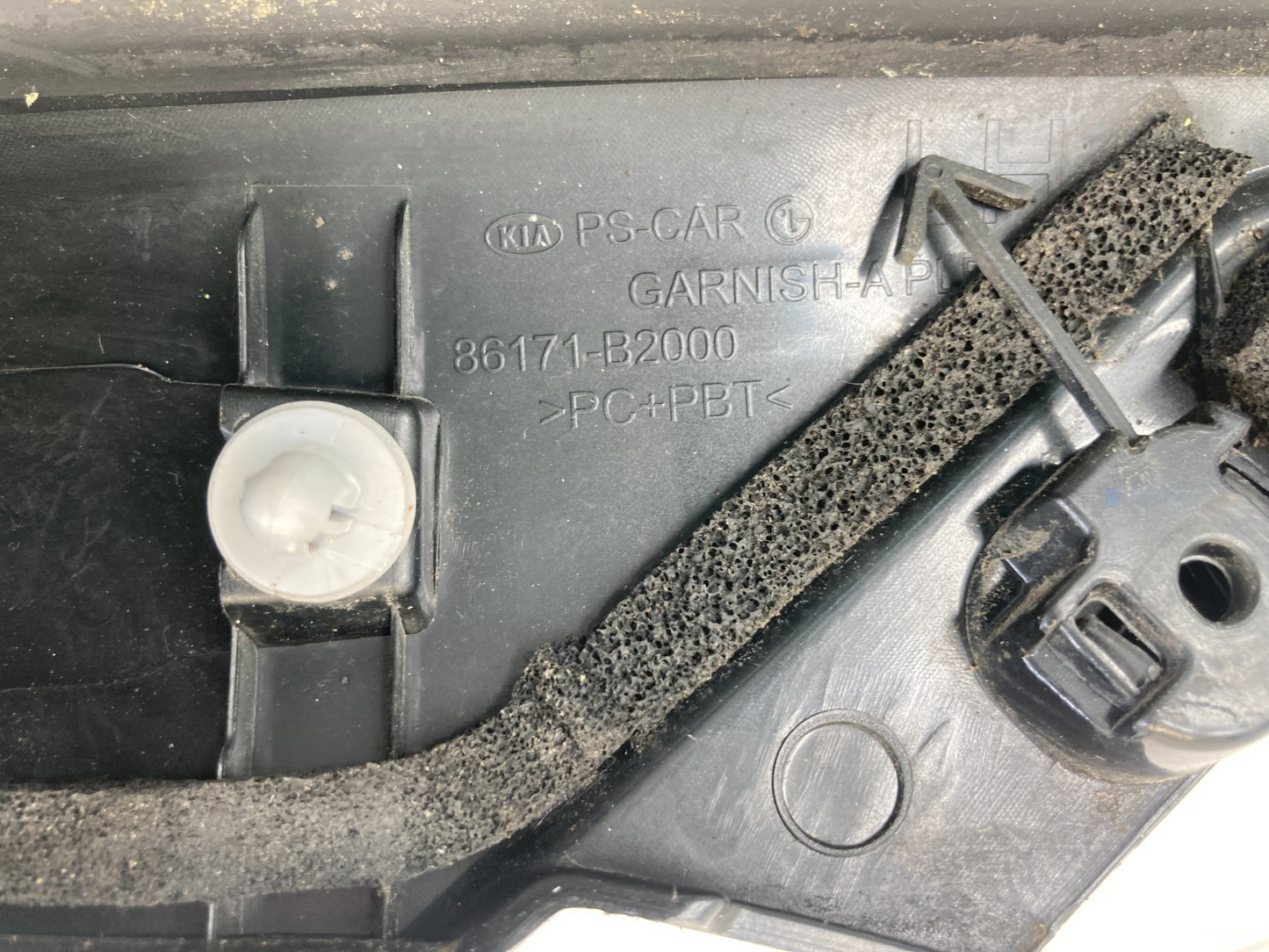 2014-2019 Kia Soul Front Left Side Windshield Molding 86171-B2000 OEM