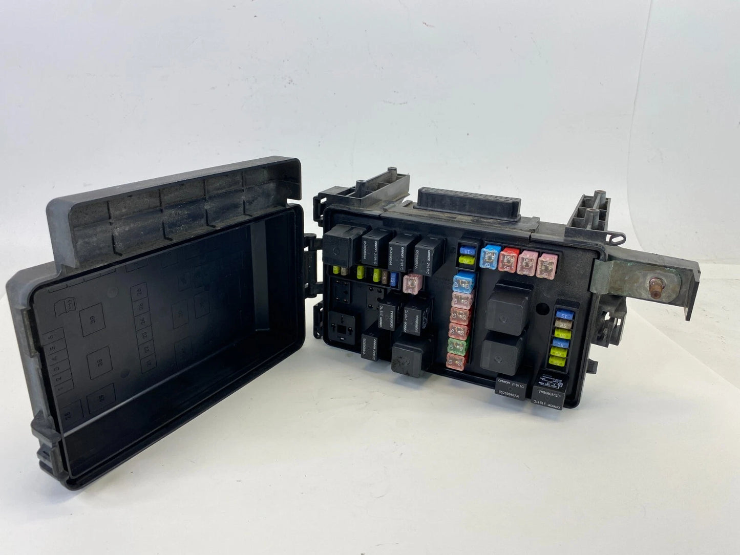 2005 DODGE MAGNUM 3.5L FUSE BOX RELAY BOX COMPARTMENT W/ CAP 7140-1914-30 OEM