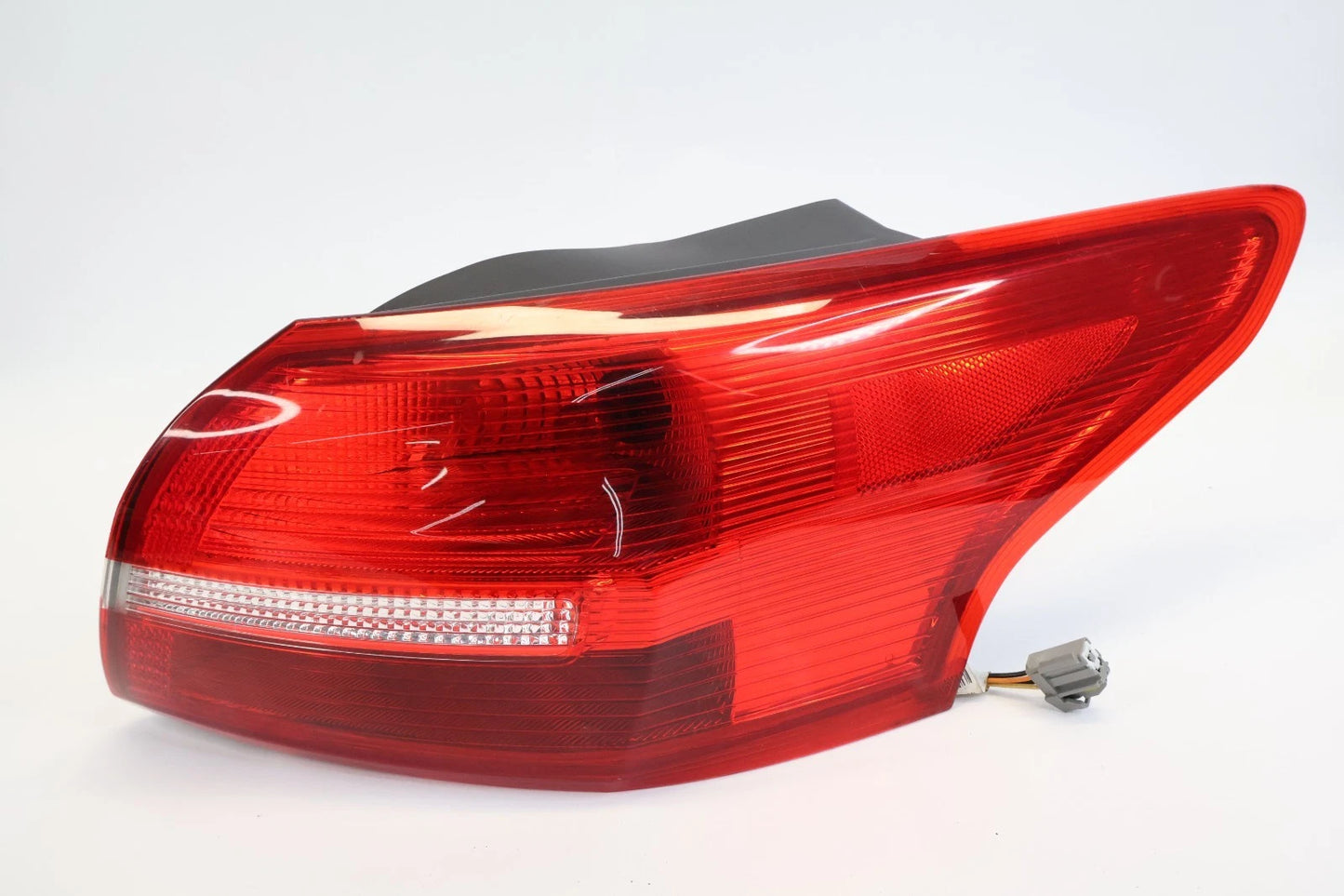 15-18 FORD FOCUS SEDAN REAR RIGHT OUTER TAILLIGHT TAIL LAMP UNIT F1EB13404F OEM