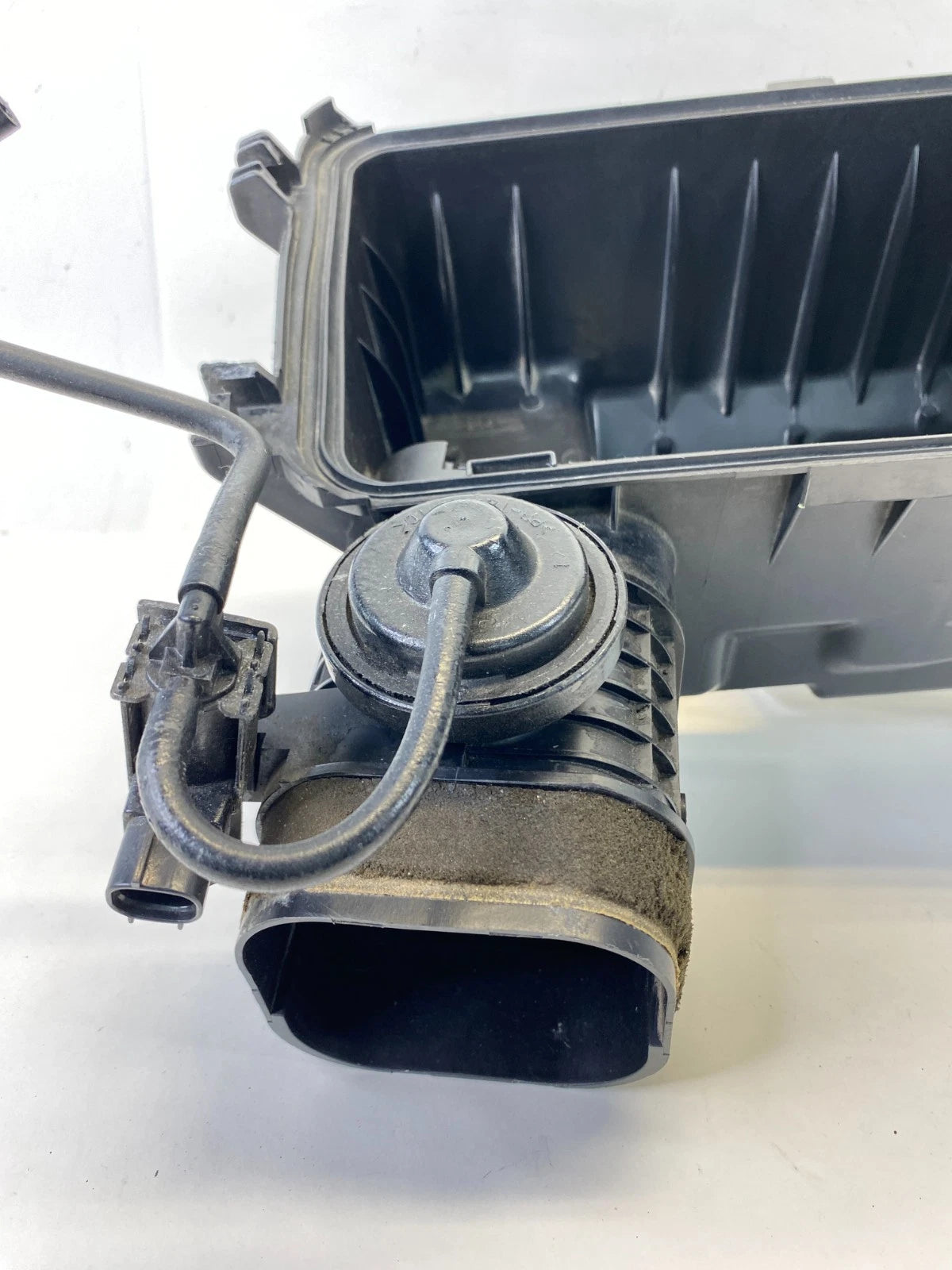 05 06 TOYOTA SIENNA 3.3L AIR CLEANER BOX LOWER HOUSING COVER 17701-0A100 OEM