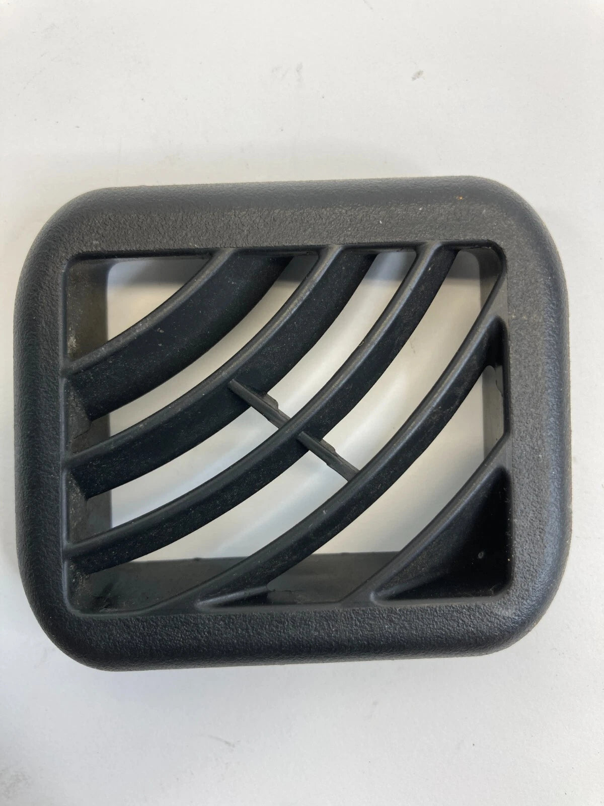 06-09 CHEVY TRAILBLAZER REAR CENTER CONSOLE RIGHT AC AIR VENT DEFROSTER GRILLE