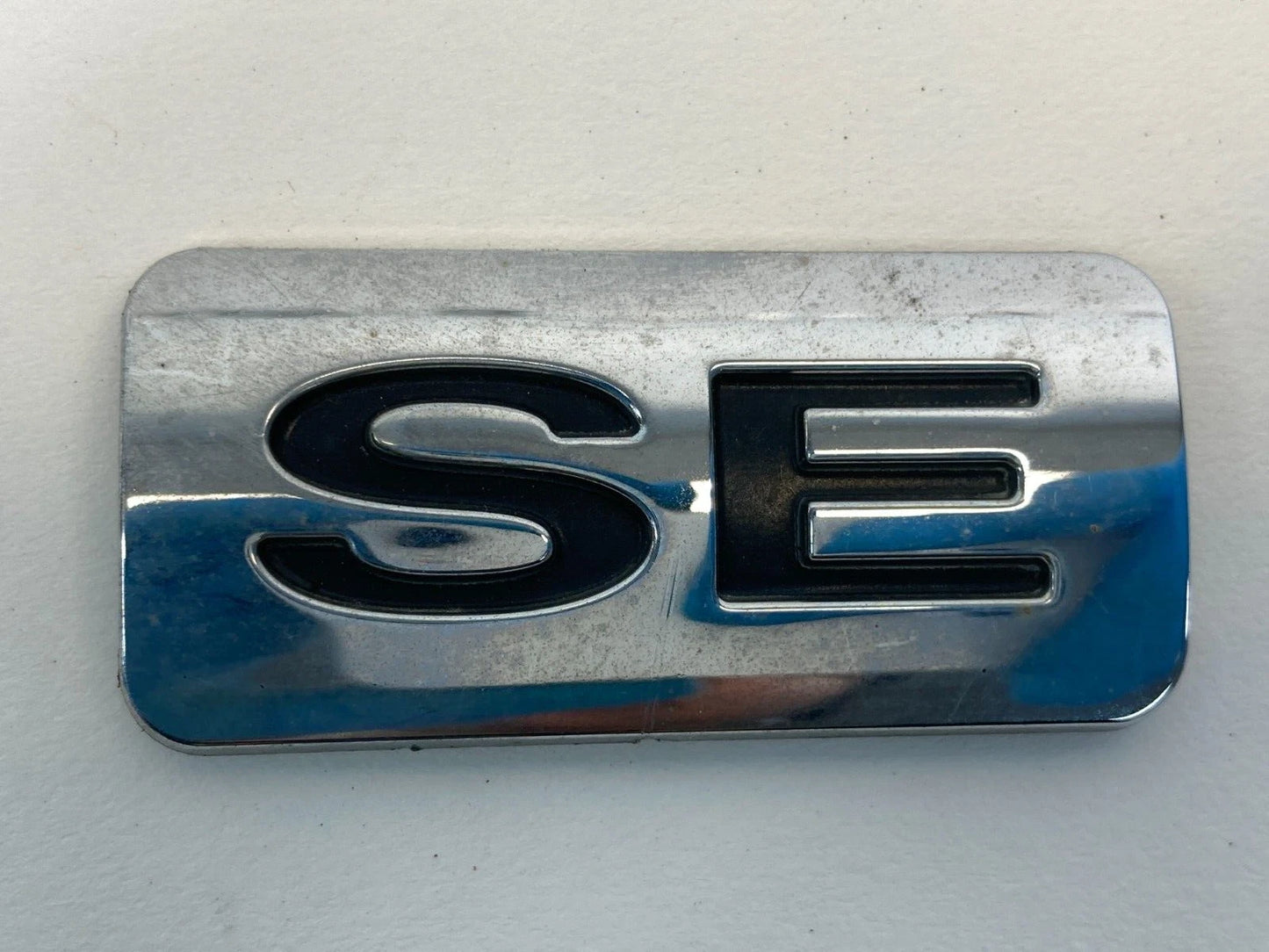 2007-2011 FORD FOCUS SEDAN REAR TRUNK LID NAMEPLATE NAME PLATE ONLY SE TRIM OEM