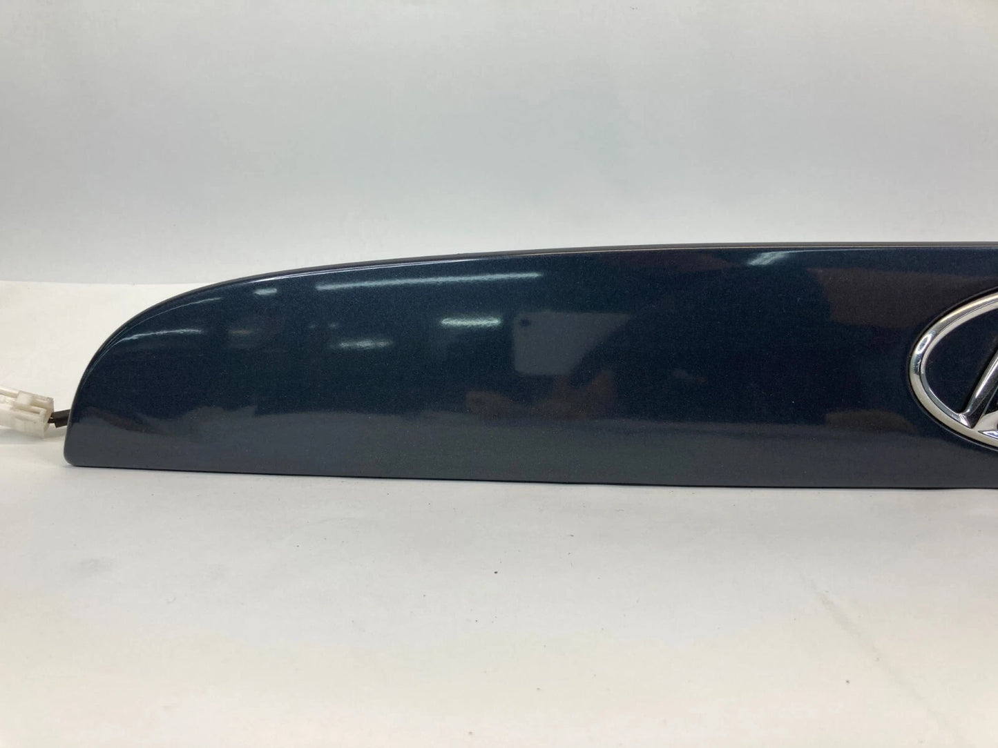 2006 2007 HYUNDAI ACCENT REAR LIFTGATE TAILGATE LICENSE MOLDING W/ EMBLEM & LAMP