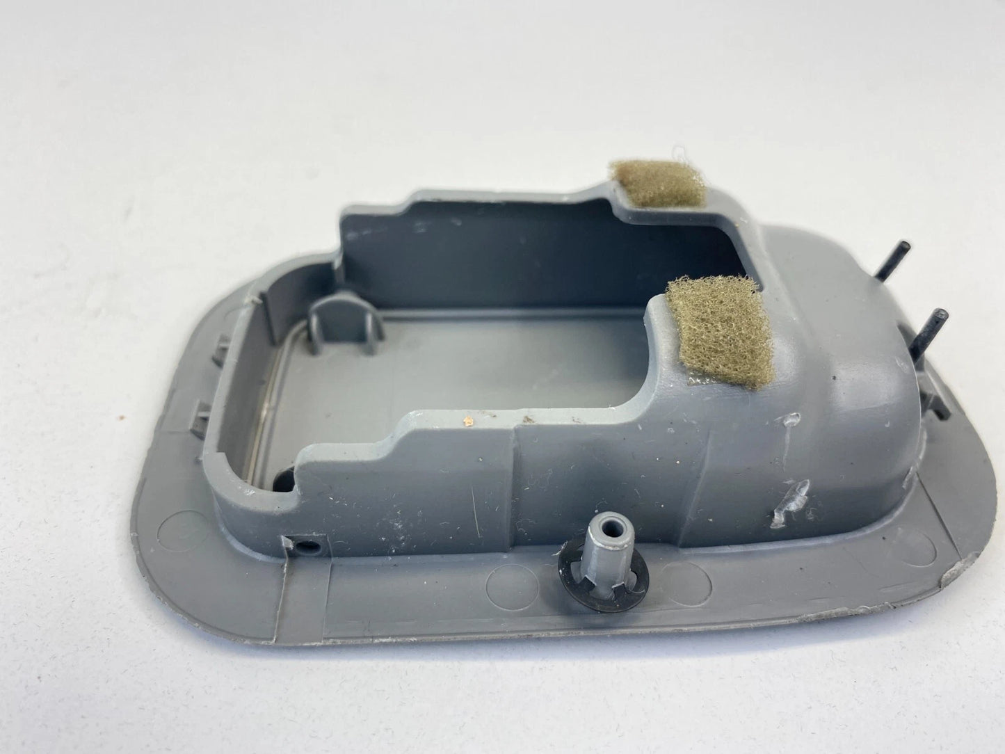 2007-2010 HYUNDAI ELANTRA SEDAN REAR SEAT BELT ANCHOR CHILD COVER TRIM PLATE OEM