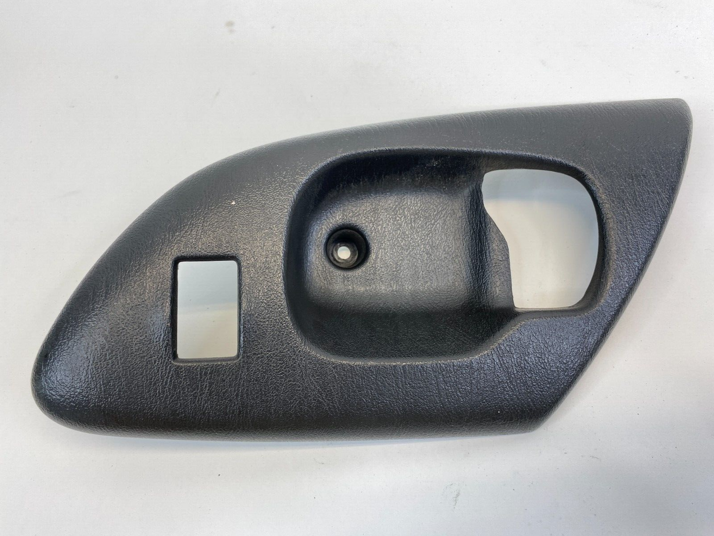 2001-2007 Chevrolet Monte Carlo Front Left Side Inner Door Handle Bezel 10441610