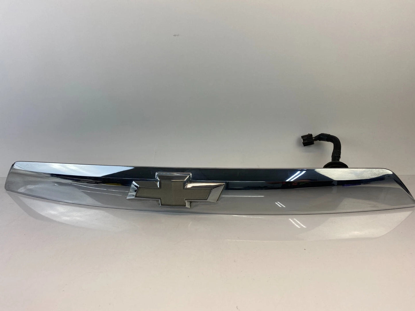 2010-2015 CHEVROLET EQUINOX CAMERA LIFTGATE CENTER APPLIQUE MOLDING 20881055 OEM
