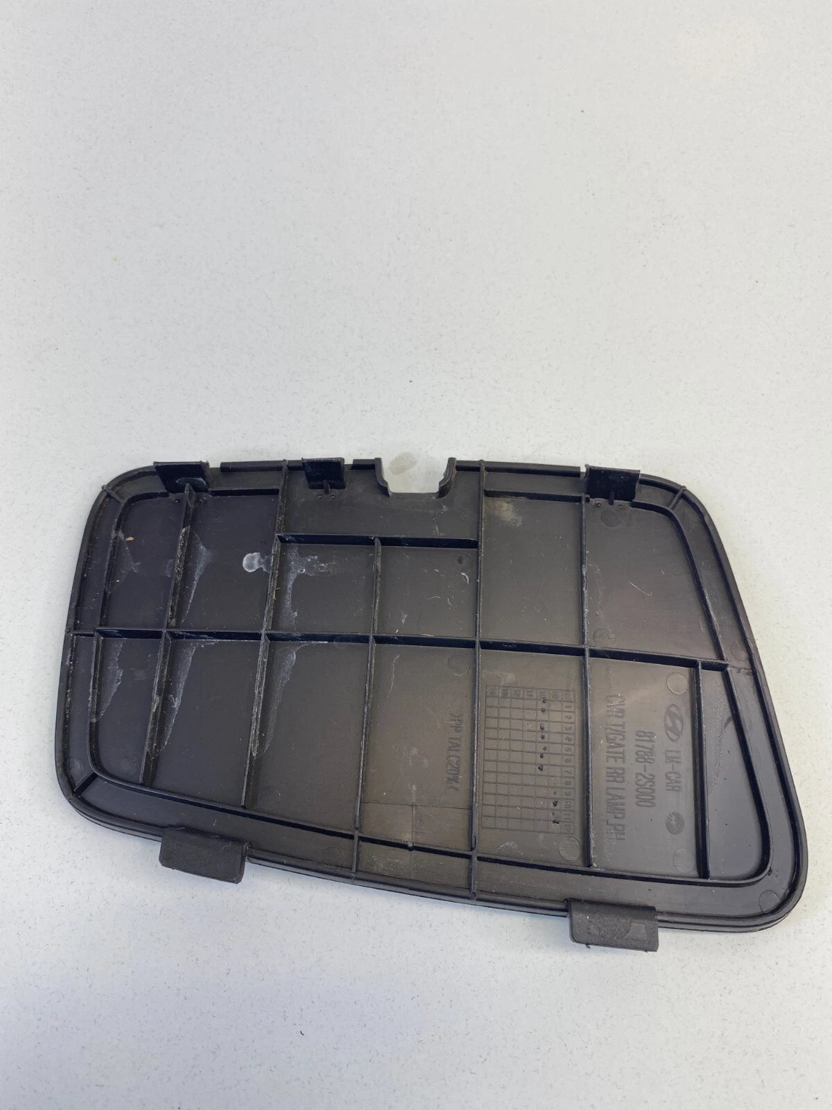 2010-2015 HYUNDAI TUCSON REAR RIGHT TAILGATE LAMP ACCESS COVER CAP 81788-2S000