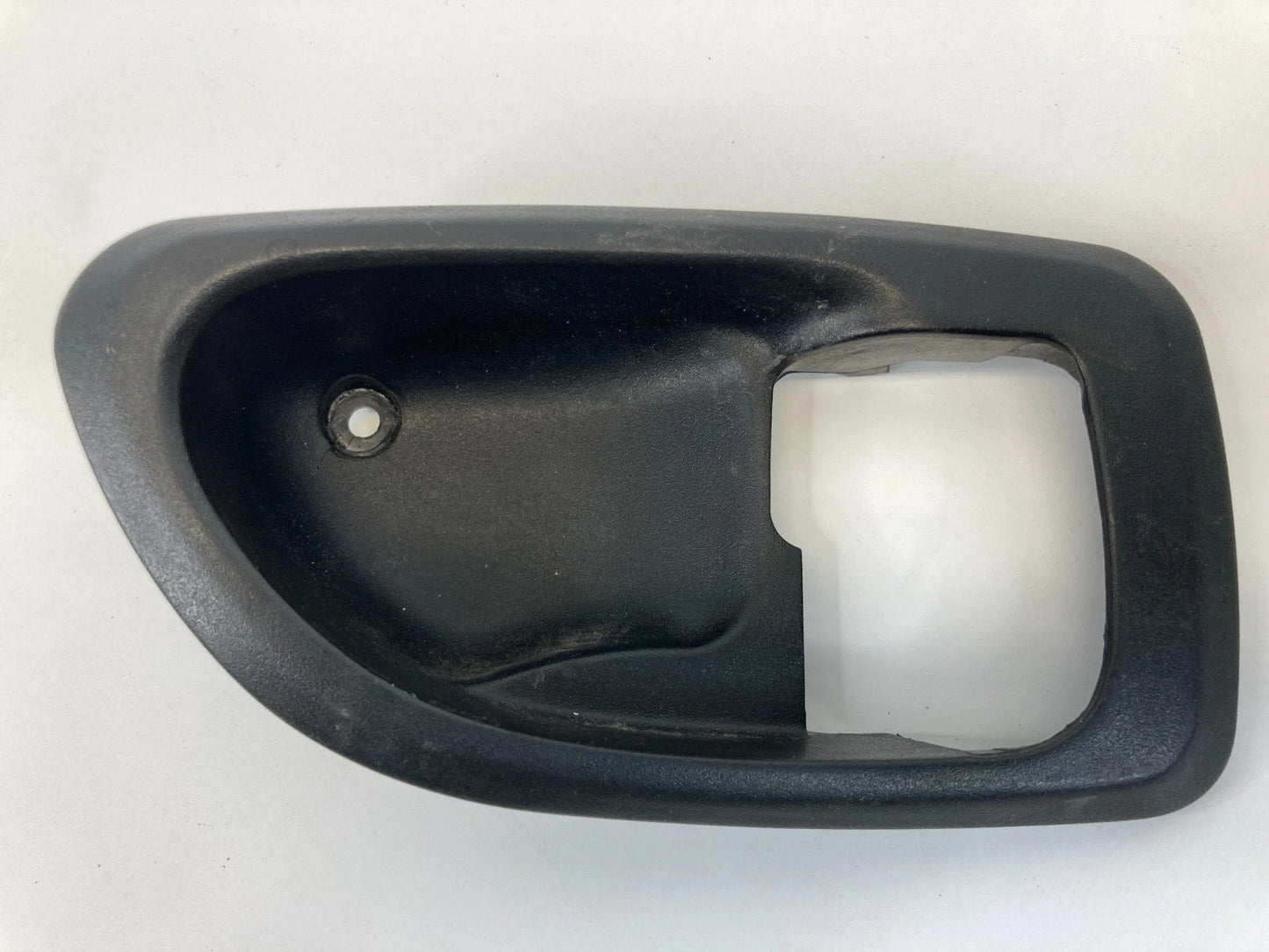 2000-2005 MITSUBISHI ECLIPSE RIGHT PASSENGER INTERIOR DOOR HANDLE COVER TRIM