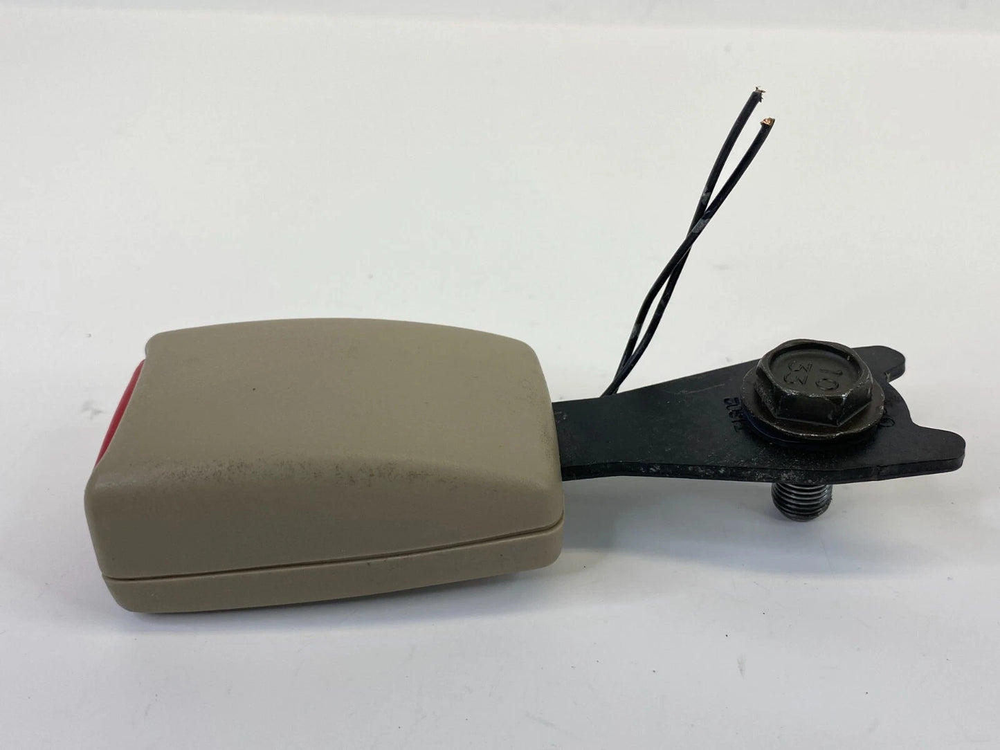 2000 2001 MAZDA MPV FRONT LEFT DRIVER SIDE SEAT BELT BUCKLE RECIVER ASSY OEM