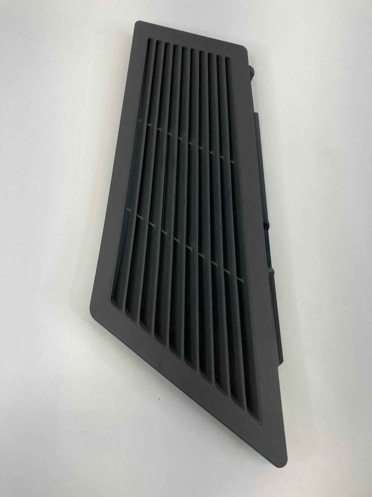 04-10 BMW X3 REAR TRUNK LEFT SIDE INTERIOR BOOT VENT GRILLE TRIM BEZEL 3-411-753