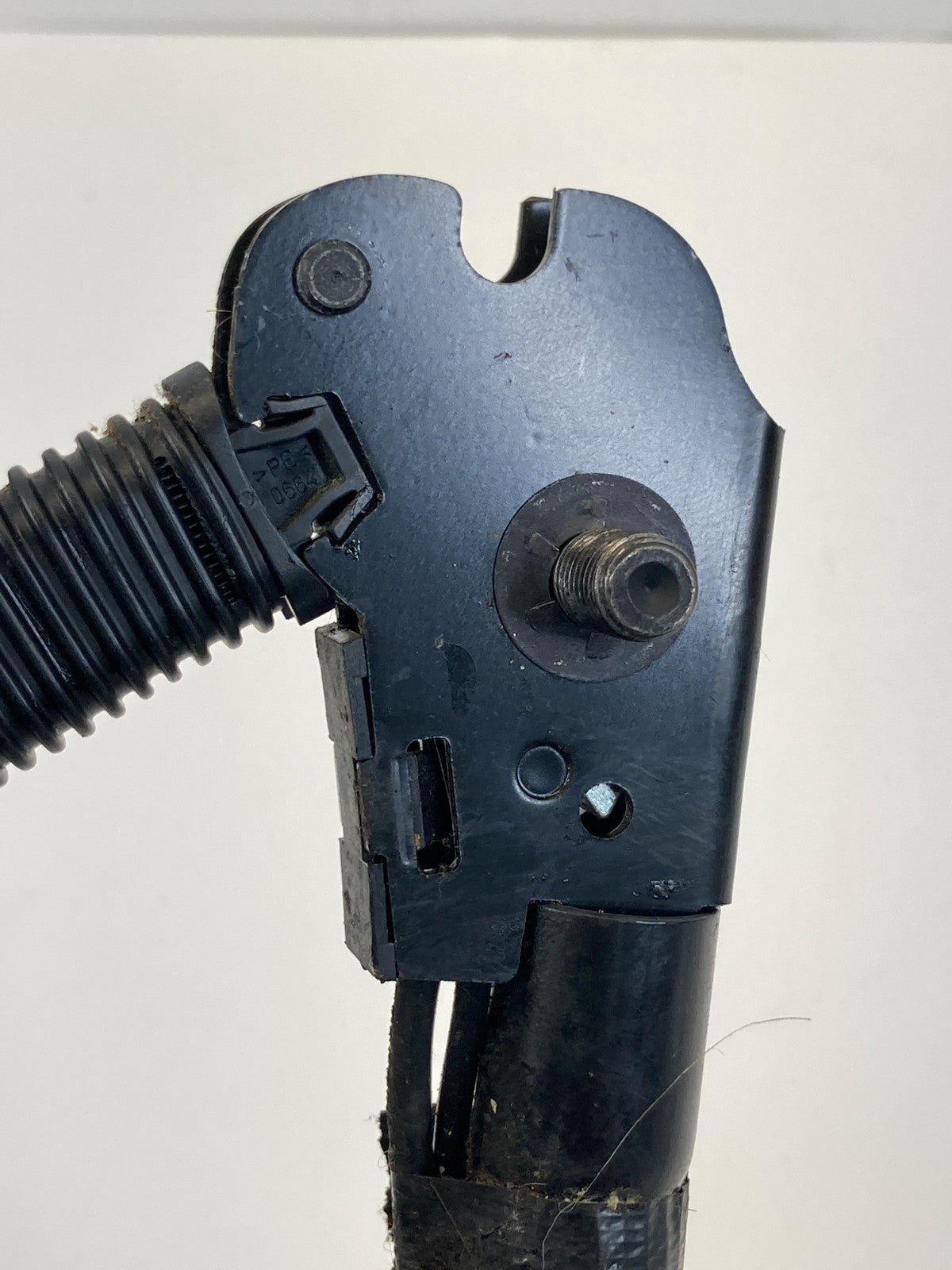 2008-2012 Land Rover LR2 Front Left Driver Seat Belt Buckle OEM