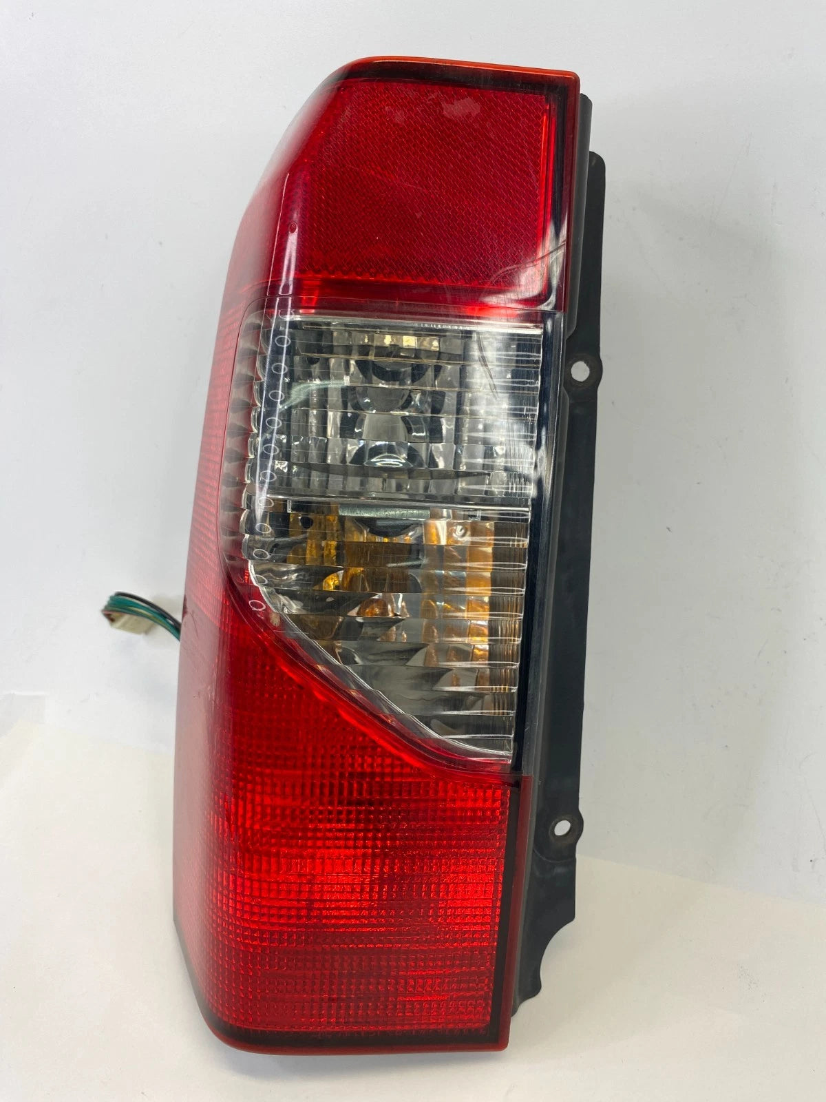 02-04 NISSAN XTERRA REAR LEFT SIDE TAIL LIGHT TAILLIGHT LAMP 935-700-03 OEM