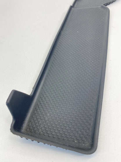 06-10 VW VOLKSWAGEN PASSAT FRONT RIGHT DOOR PANEL MAT LINER RUBBER 3C1-868-134