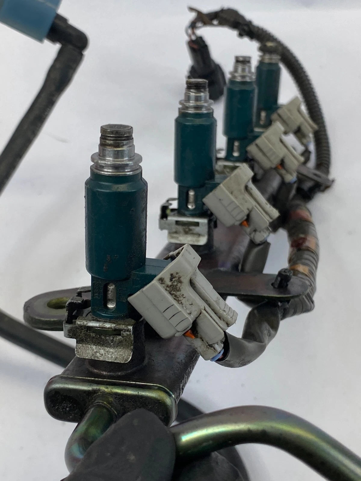 2002-2006 NISSAN ALTIMA 2.5L L4 FUEL RAIL TUBE W 4 FUEL INJECTORS & HARNESS OEM