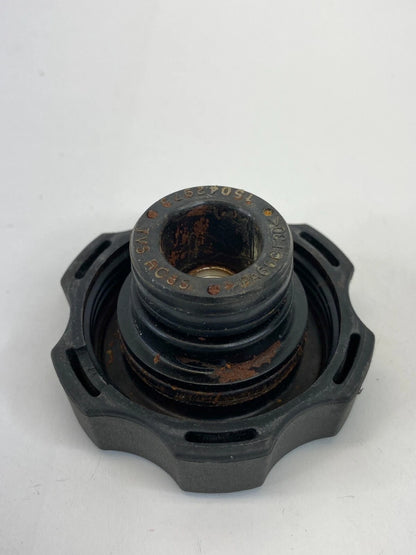2000-2013 GMC YUKON 5.3L XL 1500 / 2500 RADIATOR COOLANT RESERVOIR CAP COVER OEM