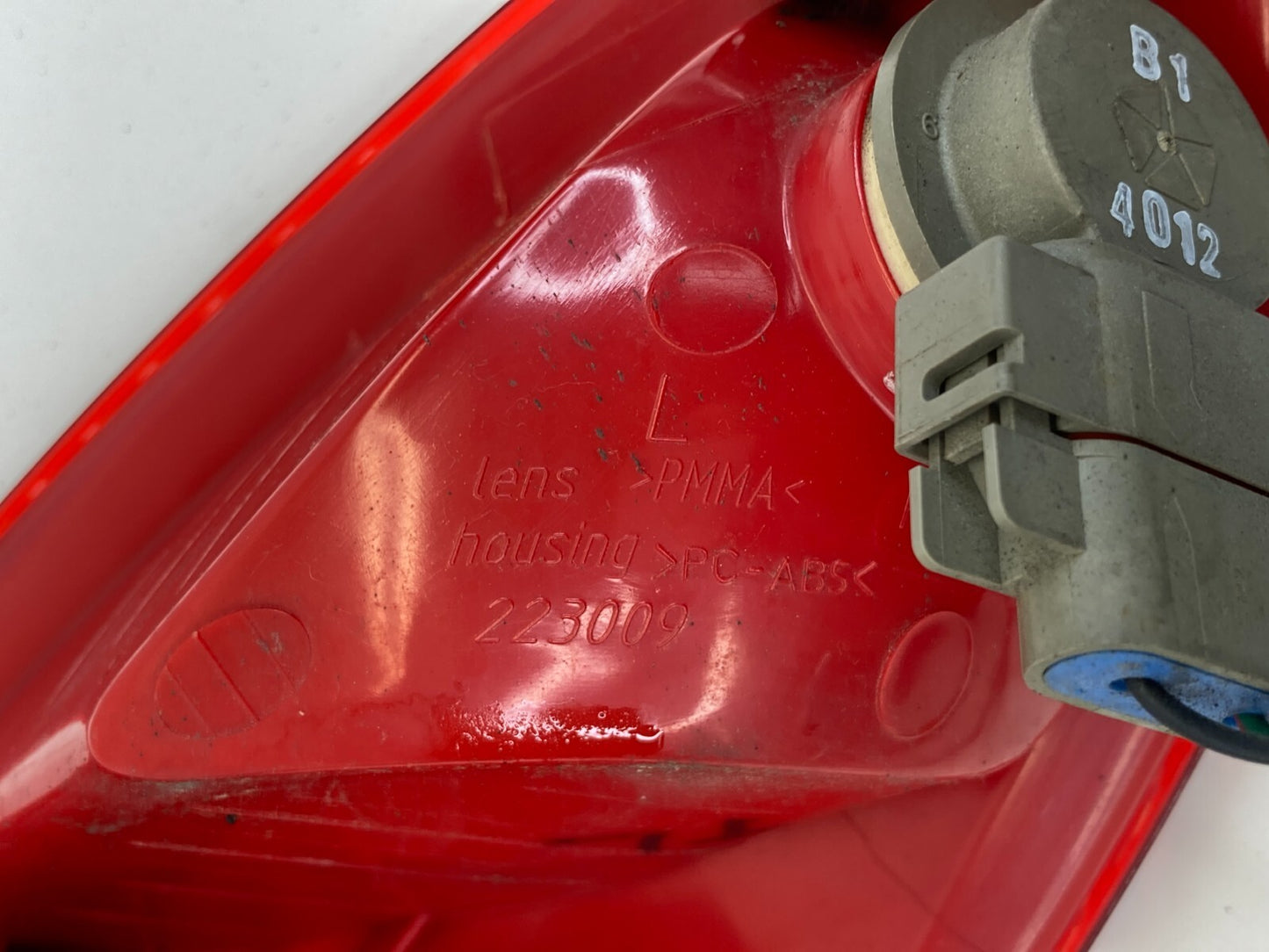 01-05 Chrysler PT Cruiser Rear Left Side Tail Light Taillight Lamp 05288743AG