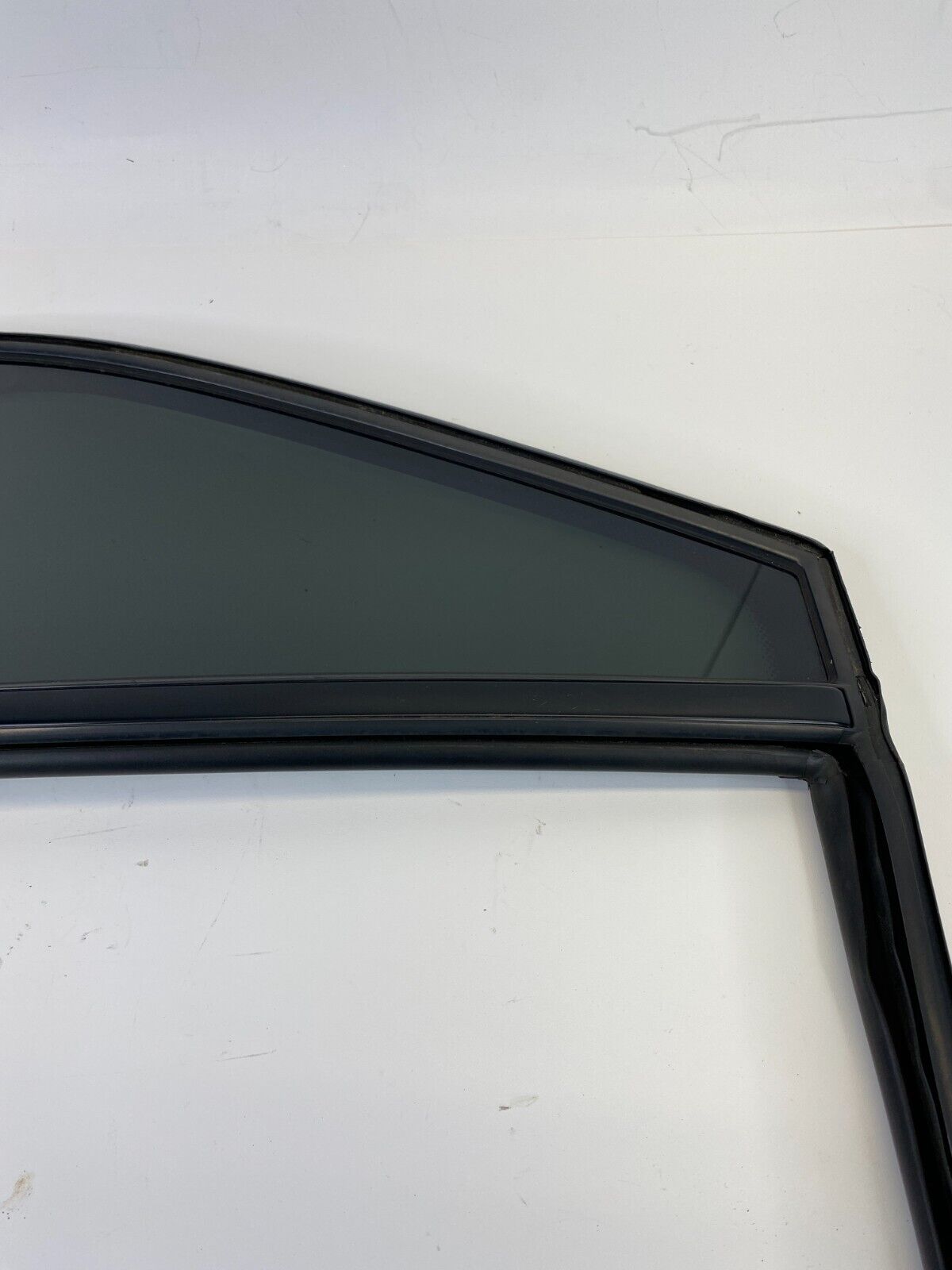 2008-2017 Buick Enclave Rear Right Side Door Vent Quarter Window Glass