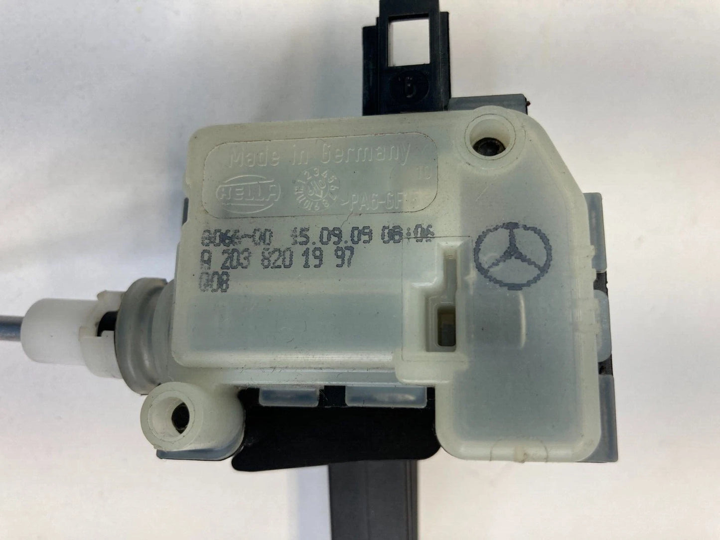 2003-2009 MERCEDES-BENZ E320 FUEL FILLER DOOR LOCK ACTUATOR BRACKET 2038201997