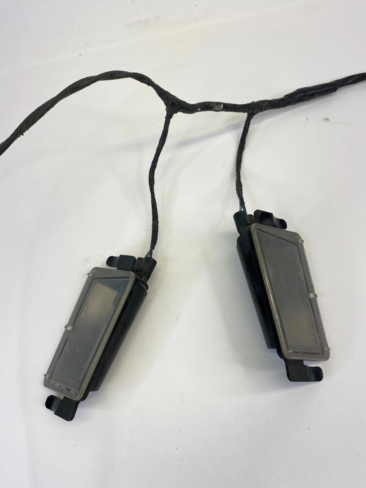 2004-2009 CADILLAC SRX BASE REAR LIFTGATE LICENSE PLATE REVERSE LIGHT PAIR OEM