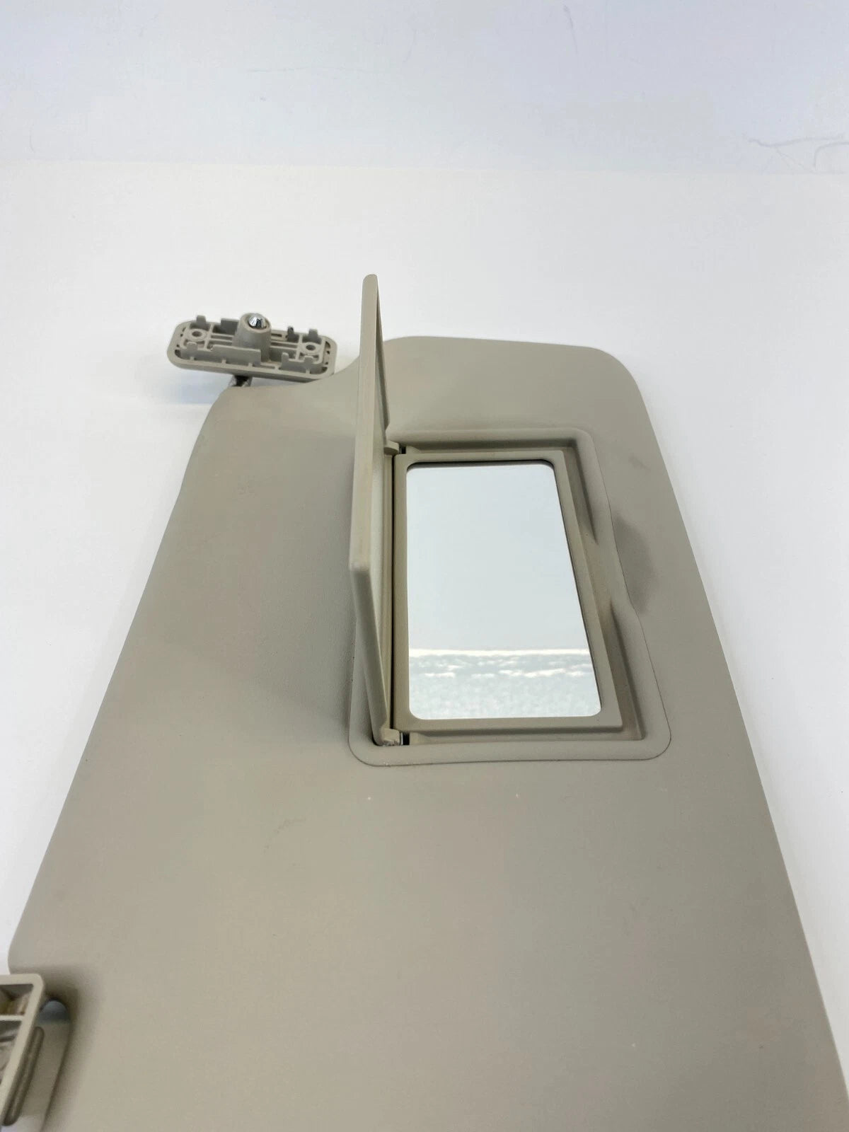 2014-2019 FORD FIESTA FRONT RIGHT PASSENGER SIDE SUNVISOR SUN VISOR SHADE OEM