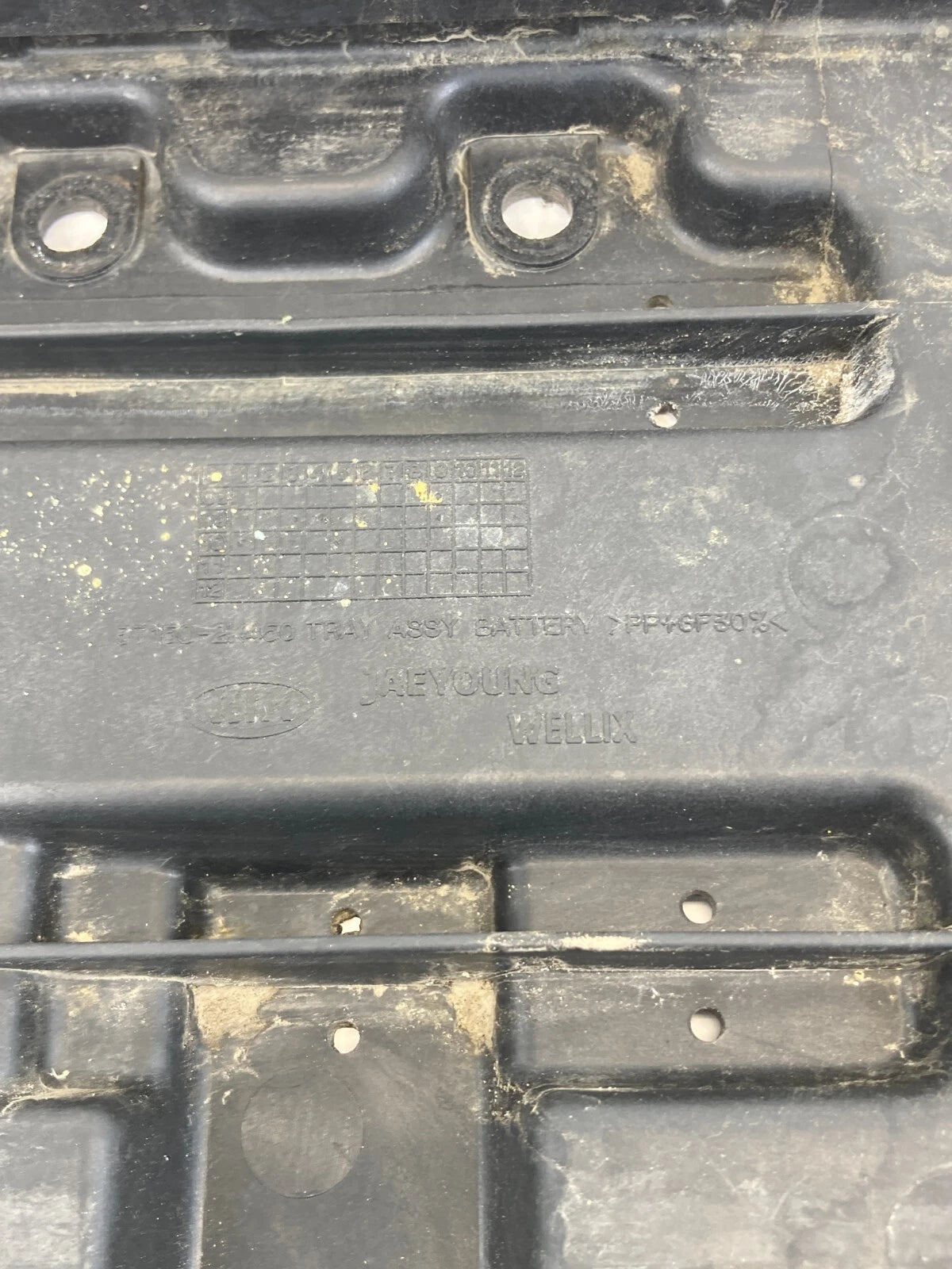 2010 2011 KIA SOUL BATTERY SUPPORT TRAY PAD HOLDER COVER TRIM 37150-2K450 OEM