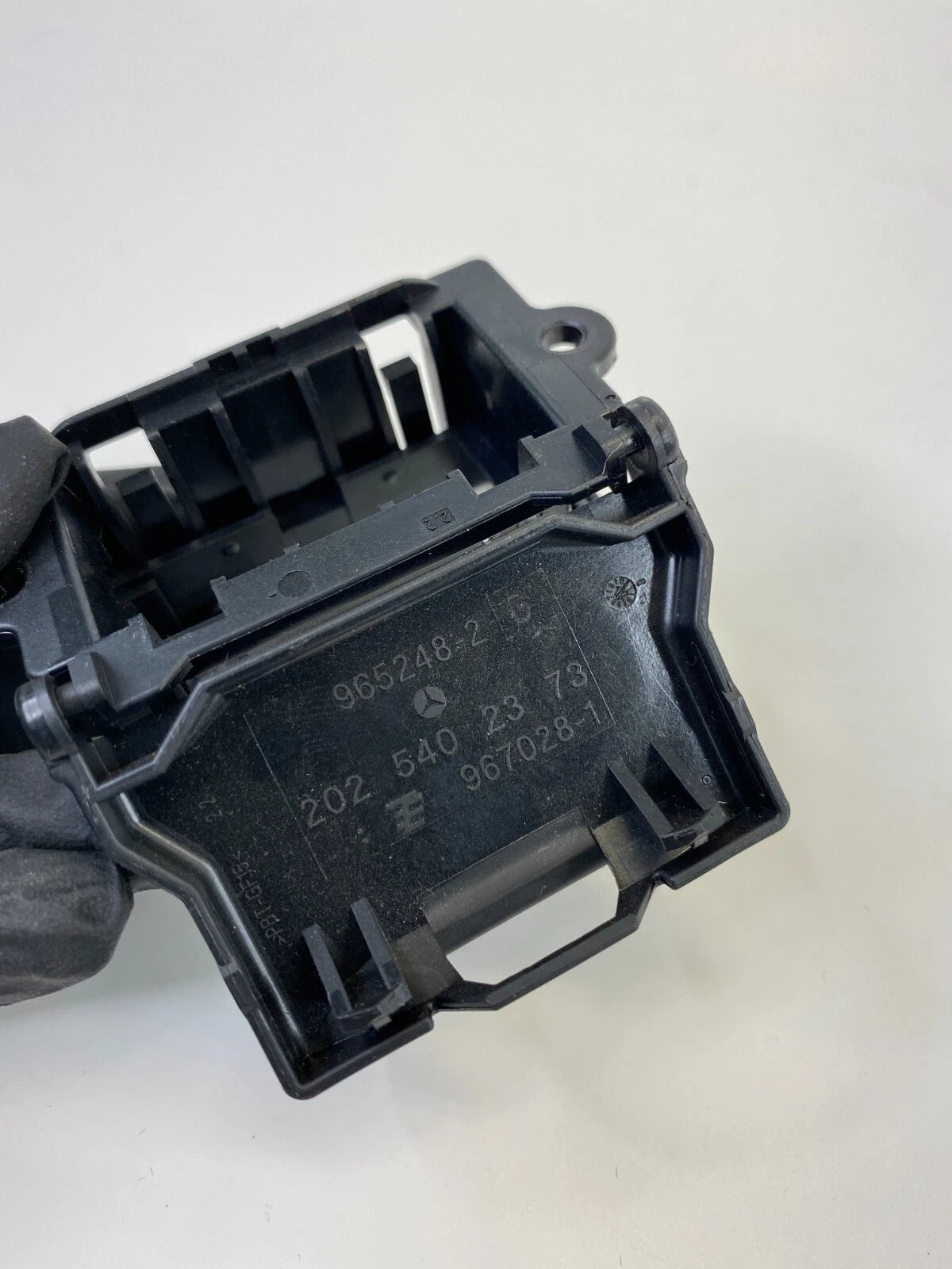 2012-2016 MERCEDES-BENZ E350 DIAGNOSTIC PLUG PORT UNDER COVER 202-540-23-73 OEM