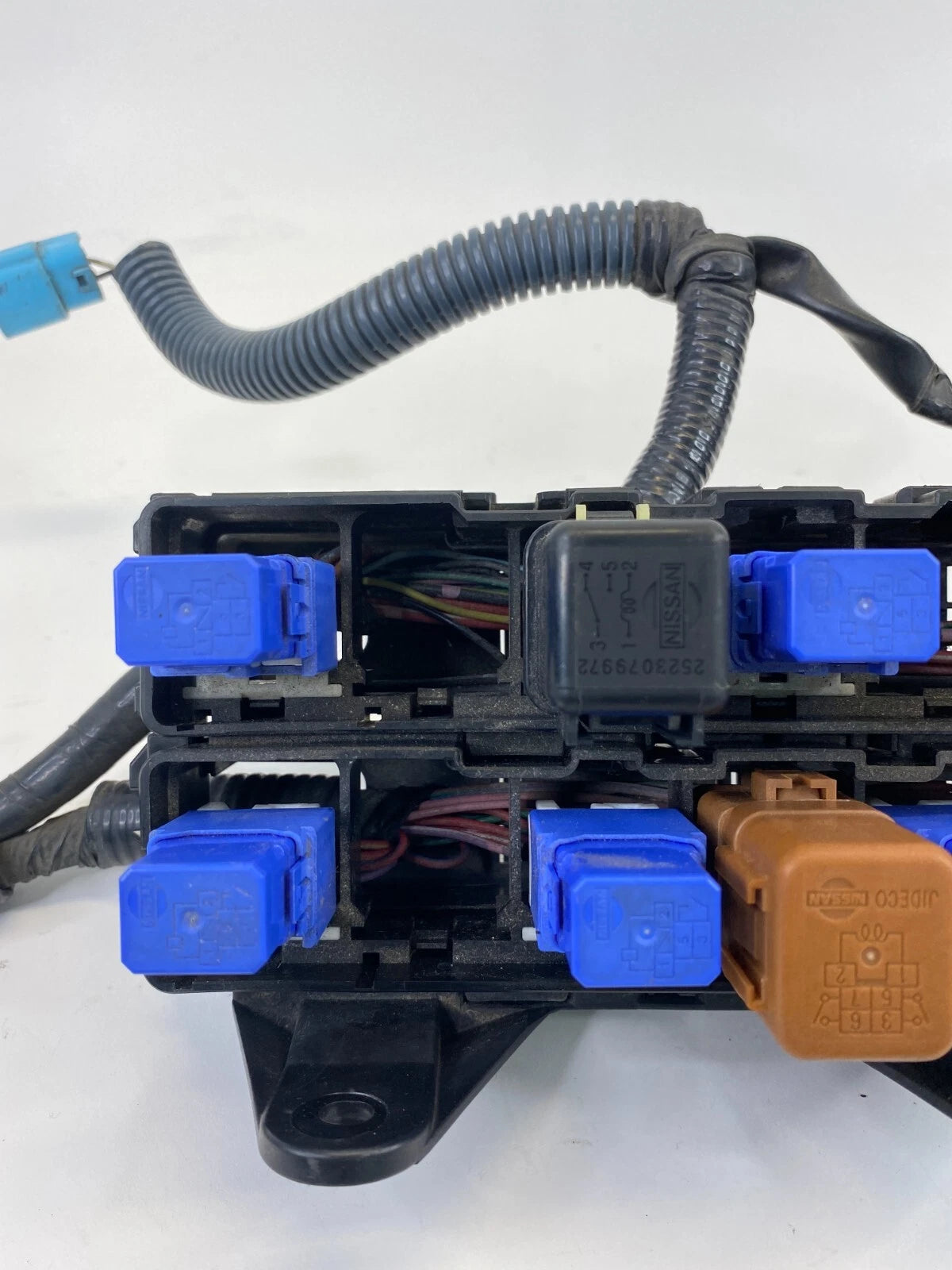 2001-2004 NISSAN PATHFINDER 3.5L ENGINE LEFT SIDE RELAY BOX FUSEBOX 7154-3079