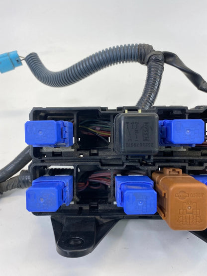 2001-2004 NISSAN PATHFINDER 3.5L ENGINE LEFT SIDE RELAY BOX FUSEBOX 7154-3079