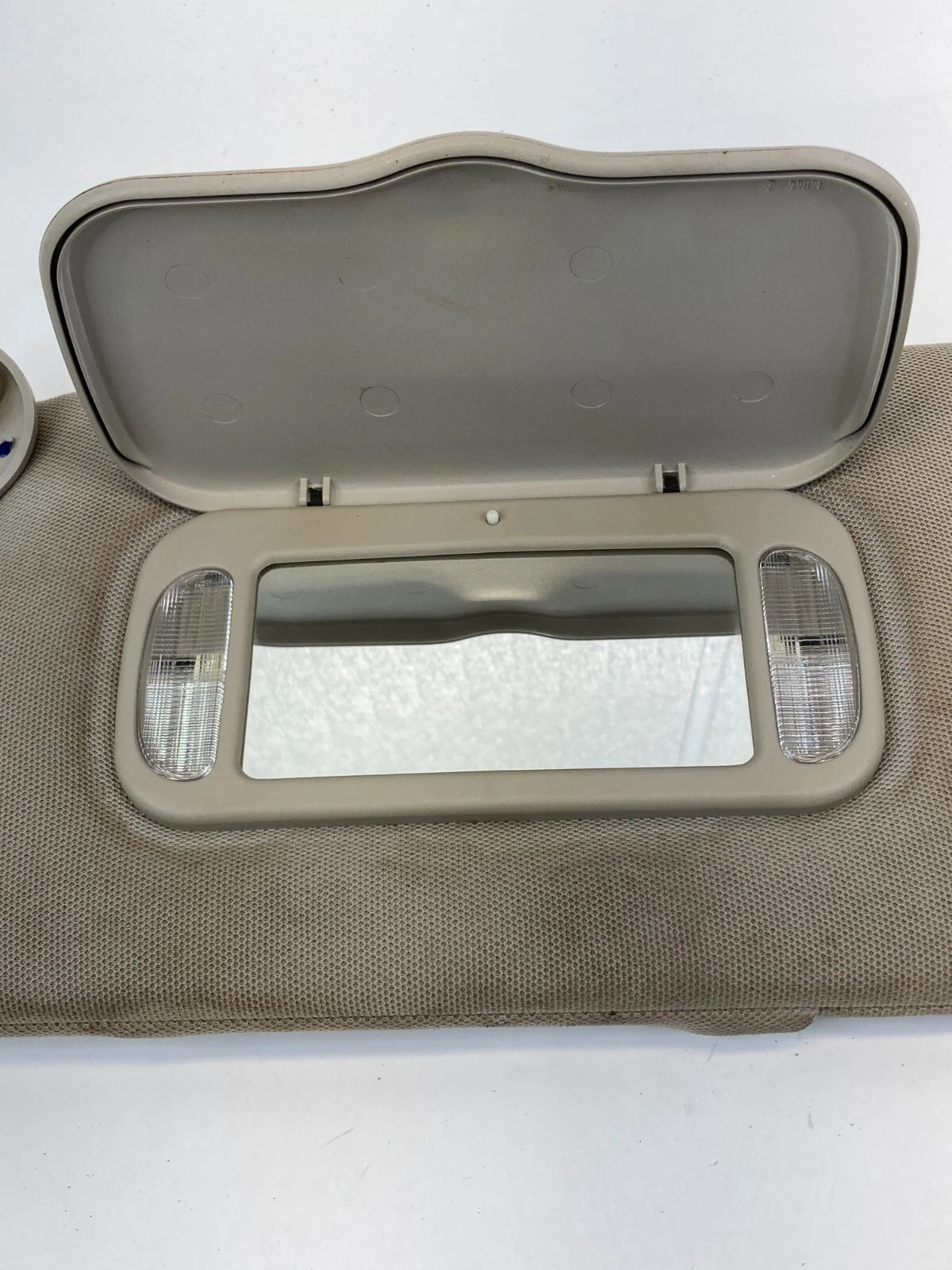 2001-2005 PONTIAC AZTEK FRONT RIGHT PASSENGER SIDE SUN VISOR SHADE W / MIRROR