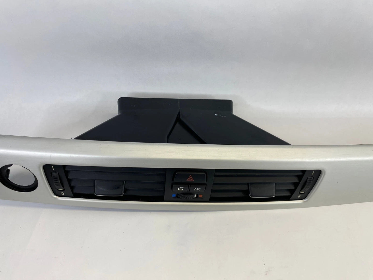 07 08 BMW 335XI CENTER DASH AIR VENT PANEL W/ LOCK DTC HAZARD SWITCH 64229151166