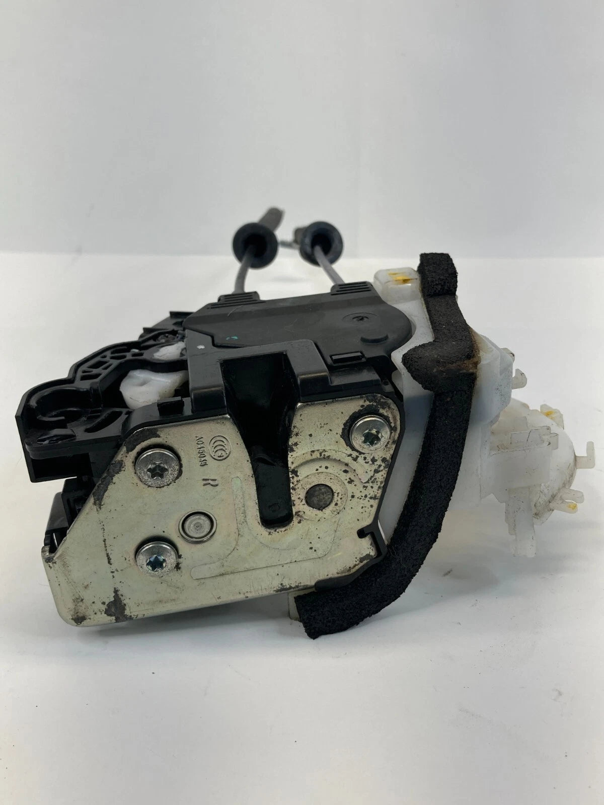 11-16 HYUNDAI ELANTRA FRONT RIGHT PASSENGER SIDE DOOR LOCK LATCH 813203X010 OEM