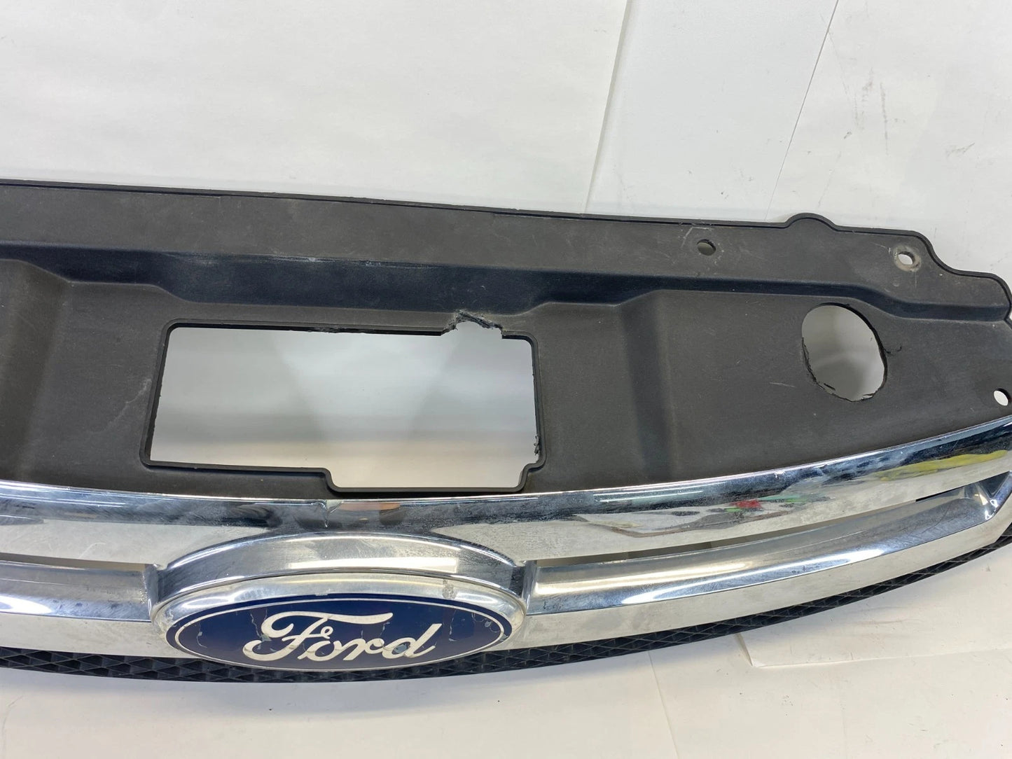 2008-2011 FORD FOCUS SEDAN UPPER CHROME GRILLE GRILL ASSY 8S43-8200-BGW OEM