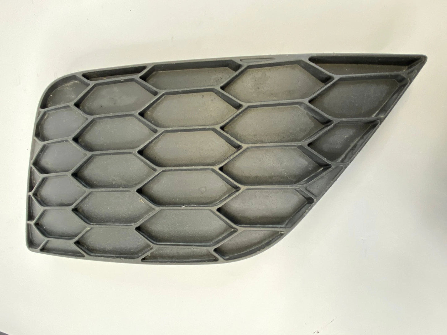 16-19 NISSAN SENTRA FRONT RIGHT SIDE FOG LIGHT LAMP GRILLE COVER 622564AF0B OEM