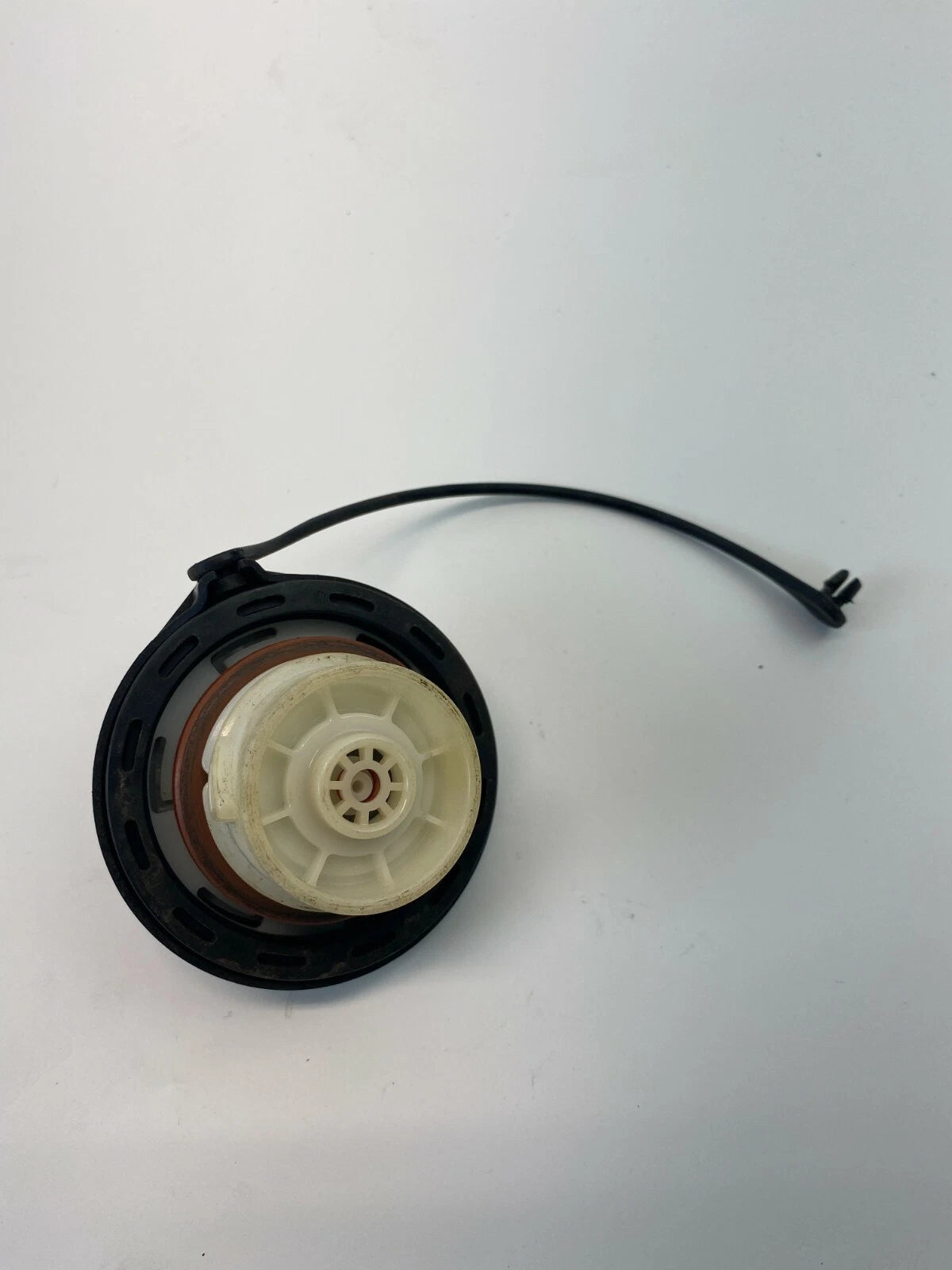 2006 06 KIA OPTIMA FUEL FILLER TANK GAS LID CAP COVER ASSEMBLY OEM