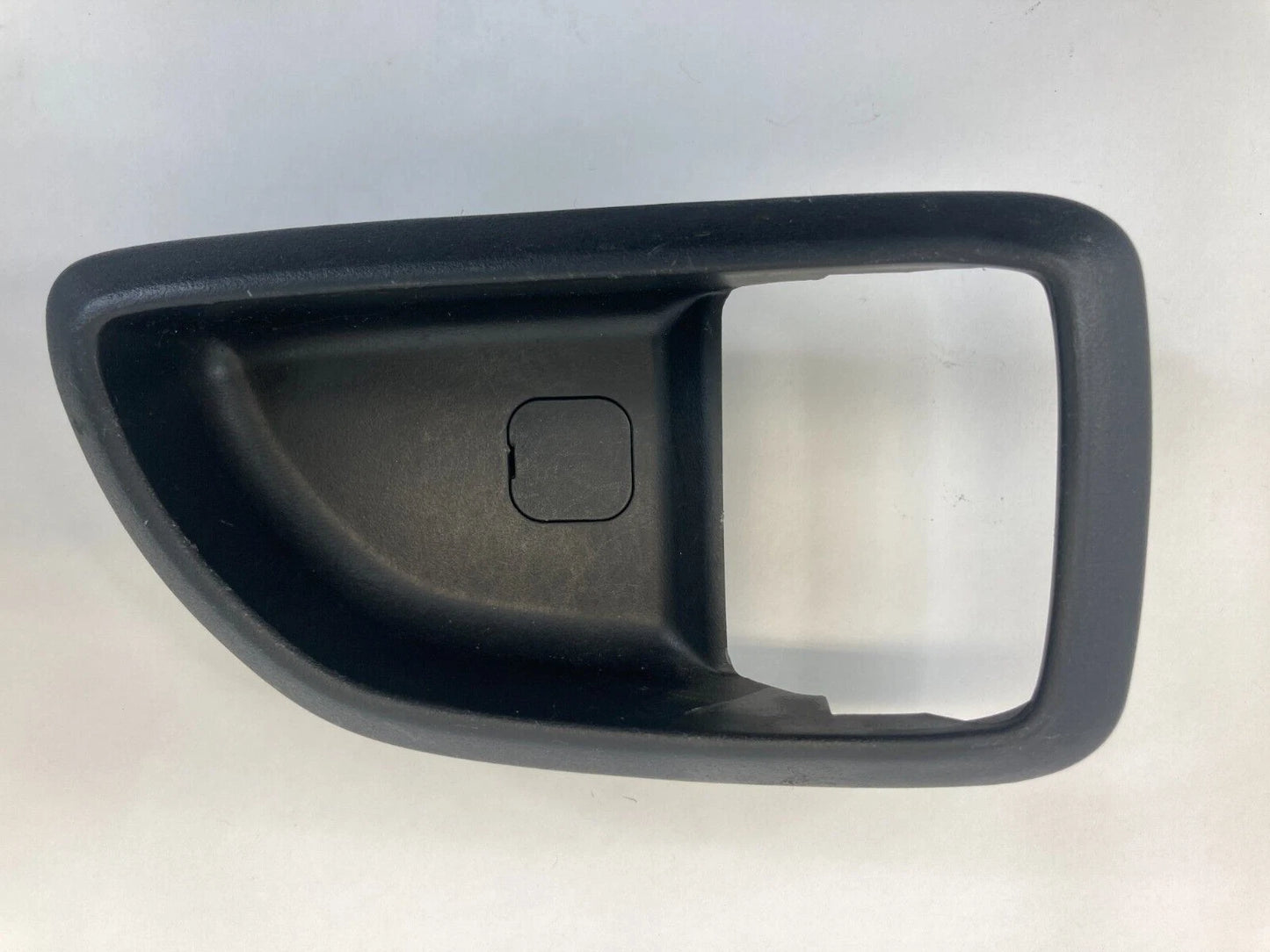 10-13 KIA SOUL REAR RIGHT SIDE INNER DOOR HANDLE COVER BEZEL TRIM 82611-2K100