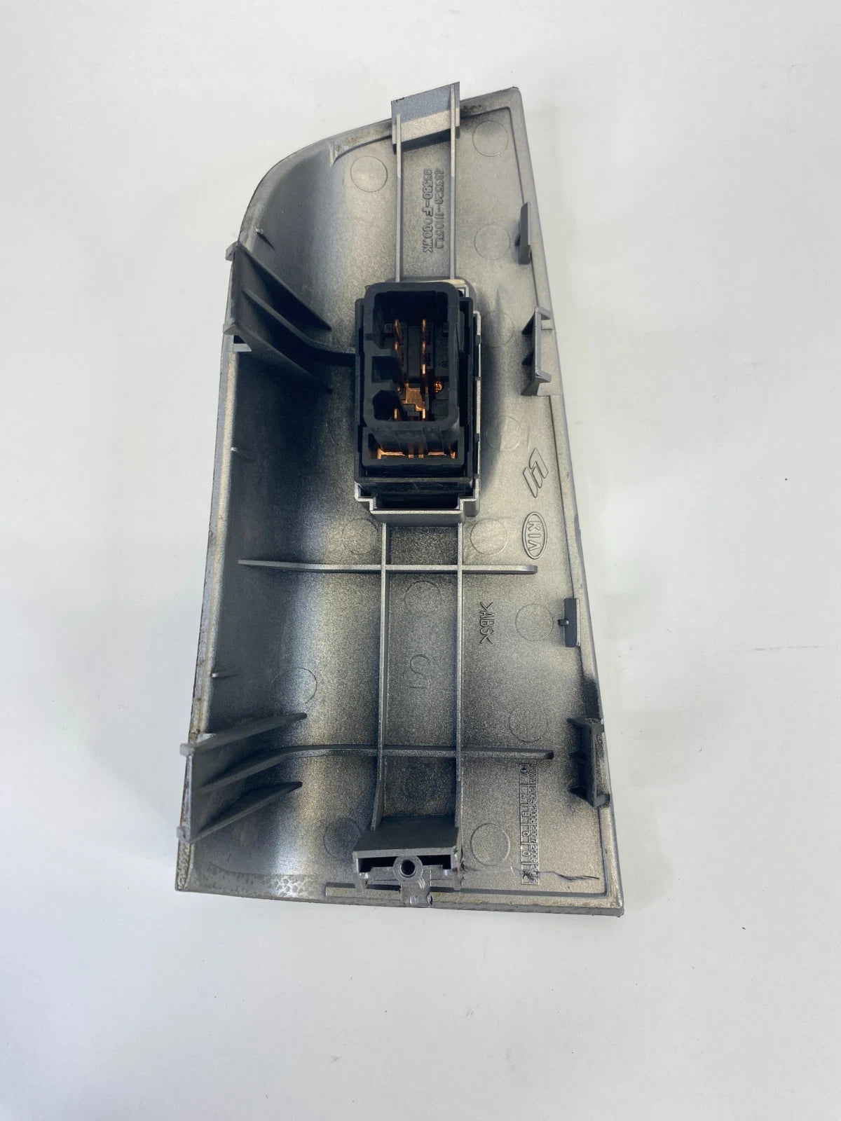05 06 07 08 09 10 KIA SPORTAGE REAR LEFT DOOR WINDOW SWITCH BEZEL 935801F000 OEM