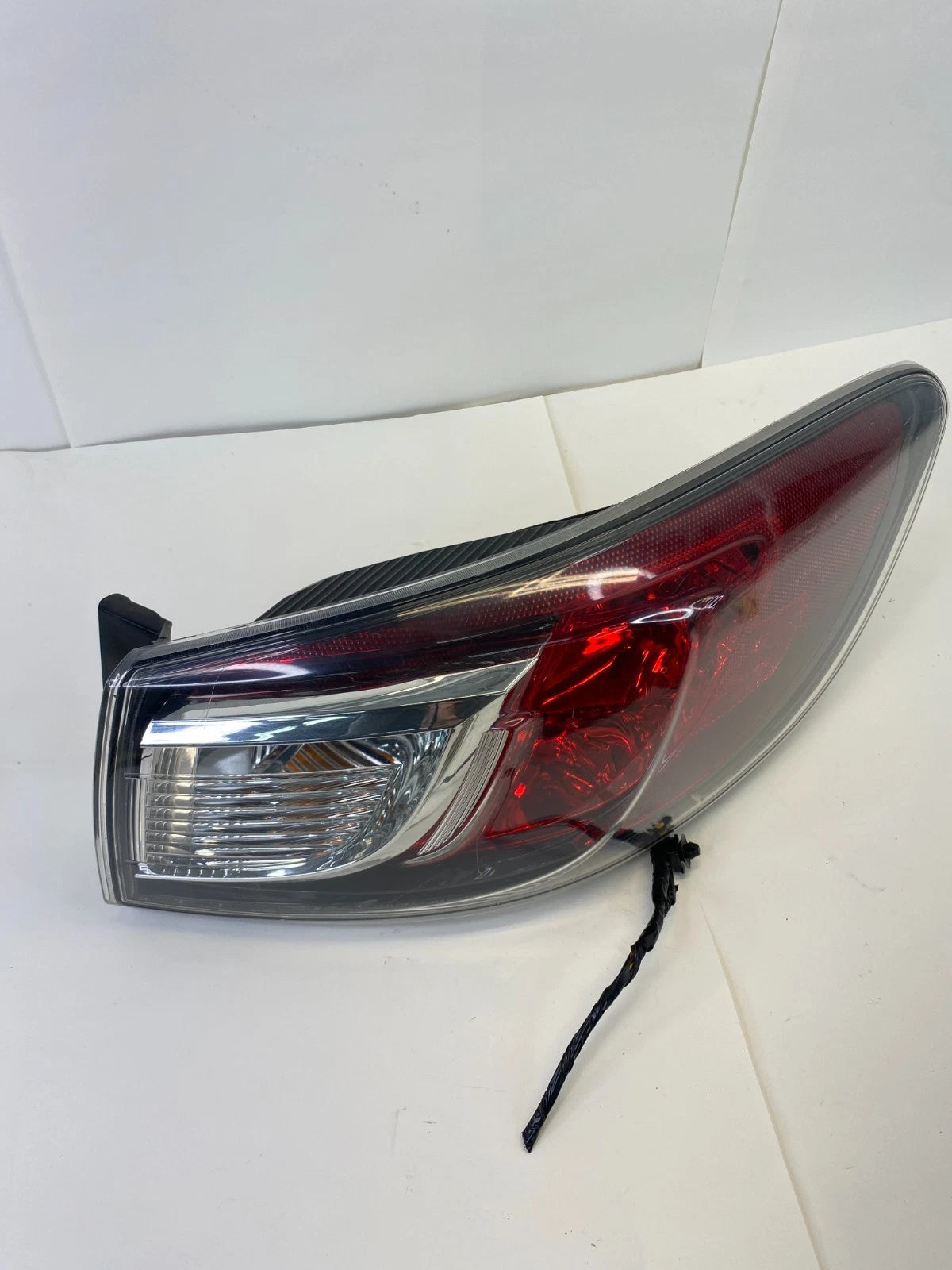 10-13 MAZDA 3 SEDAN RIGHT PASSENGER OUTER QUARTER PANEL TAIL LIGHT TAILLIGHT OEM
