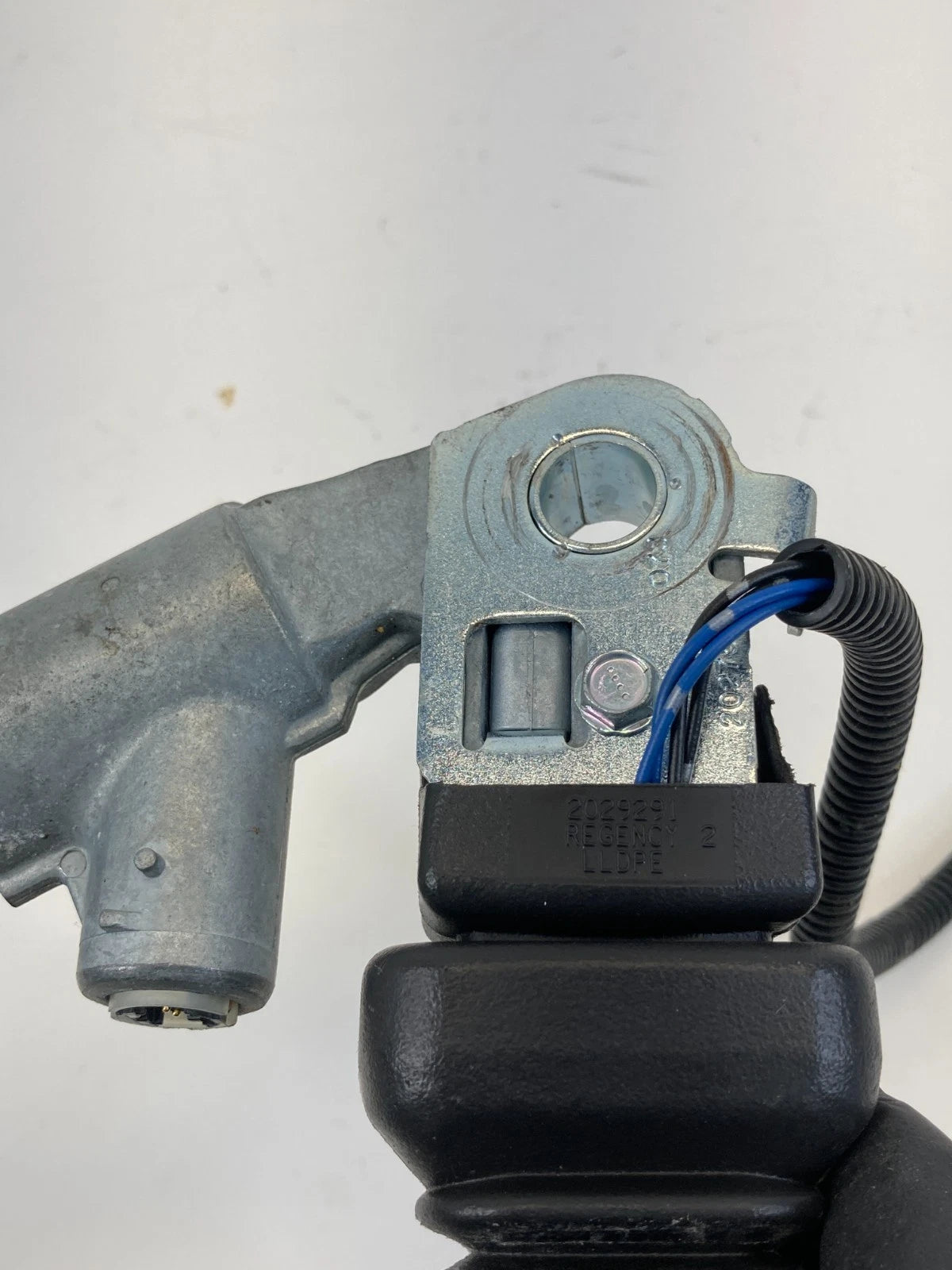 05-11 CADILLAC STS REAR LEFT SIDE SEAT BELT BUCKLE RECEIVER W/ PRETENSIONER OEM