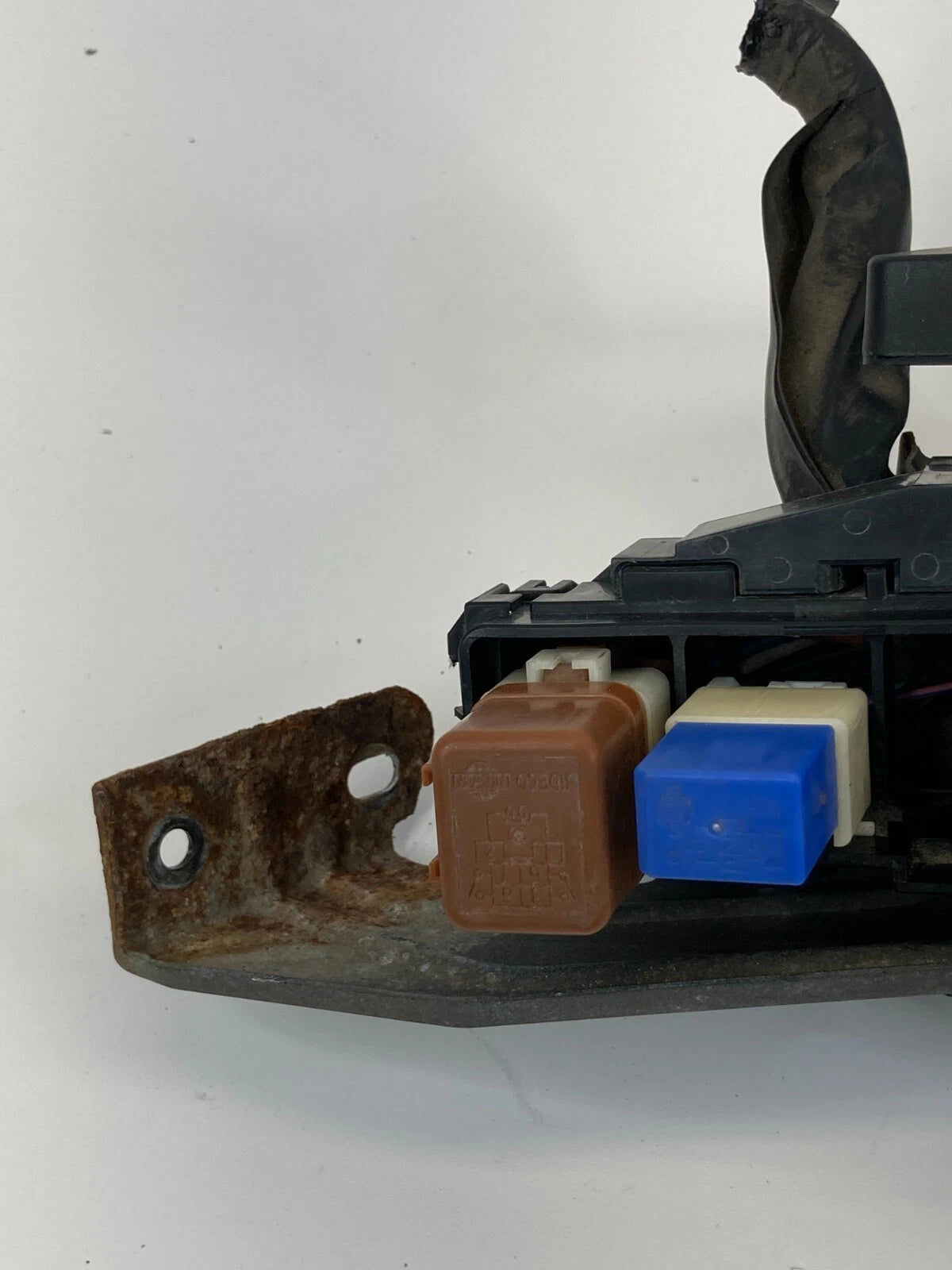 2006-2010 INFINITI M35 3.5L V6 A/T ENGINE COMPARTMENT FUSE RELAY BOX OEM