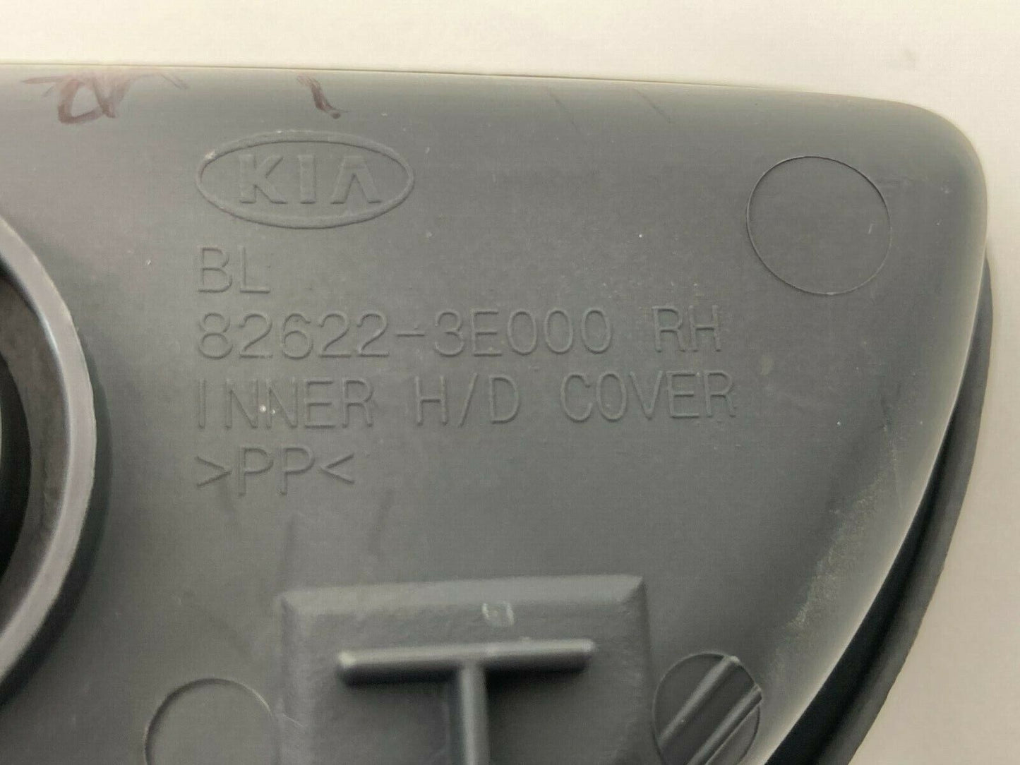 2003-2009 Kia Sorento Front Right Interior Door Handle Bezel Cover 82622-3E000