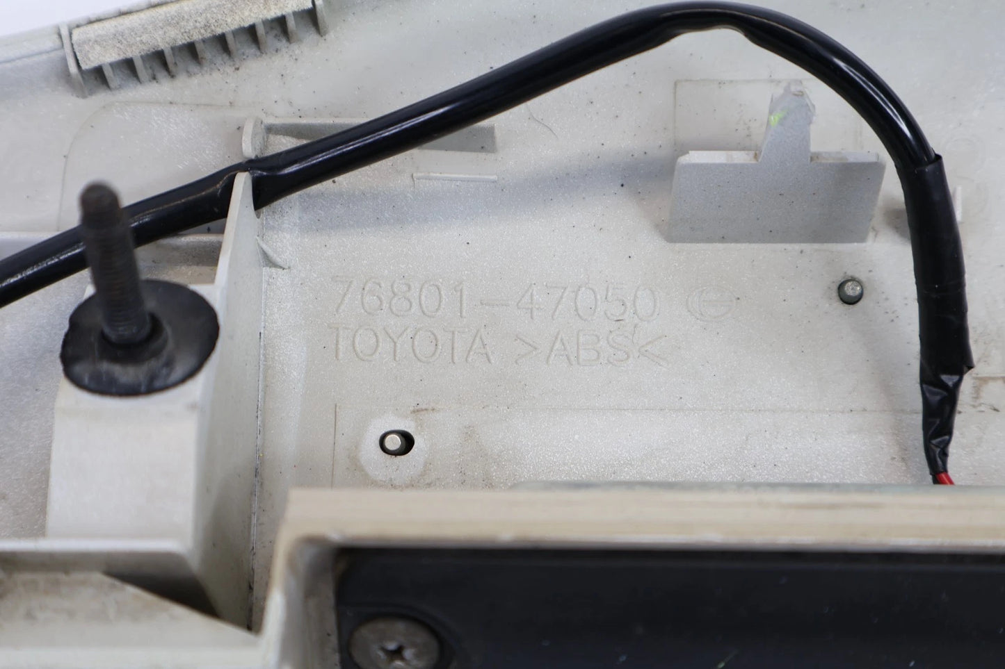 05-09 TOYOTA PRIUS REAR TRUNK LID MOLDING HANDLE GARNISH W EMBLEM OEM 7680147050