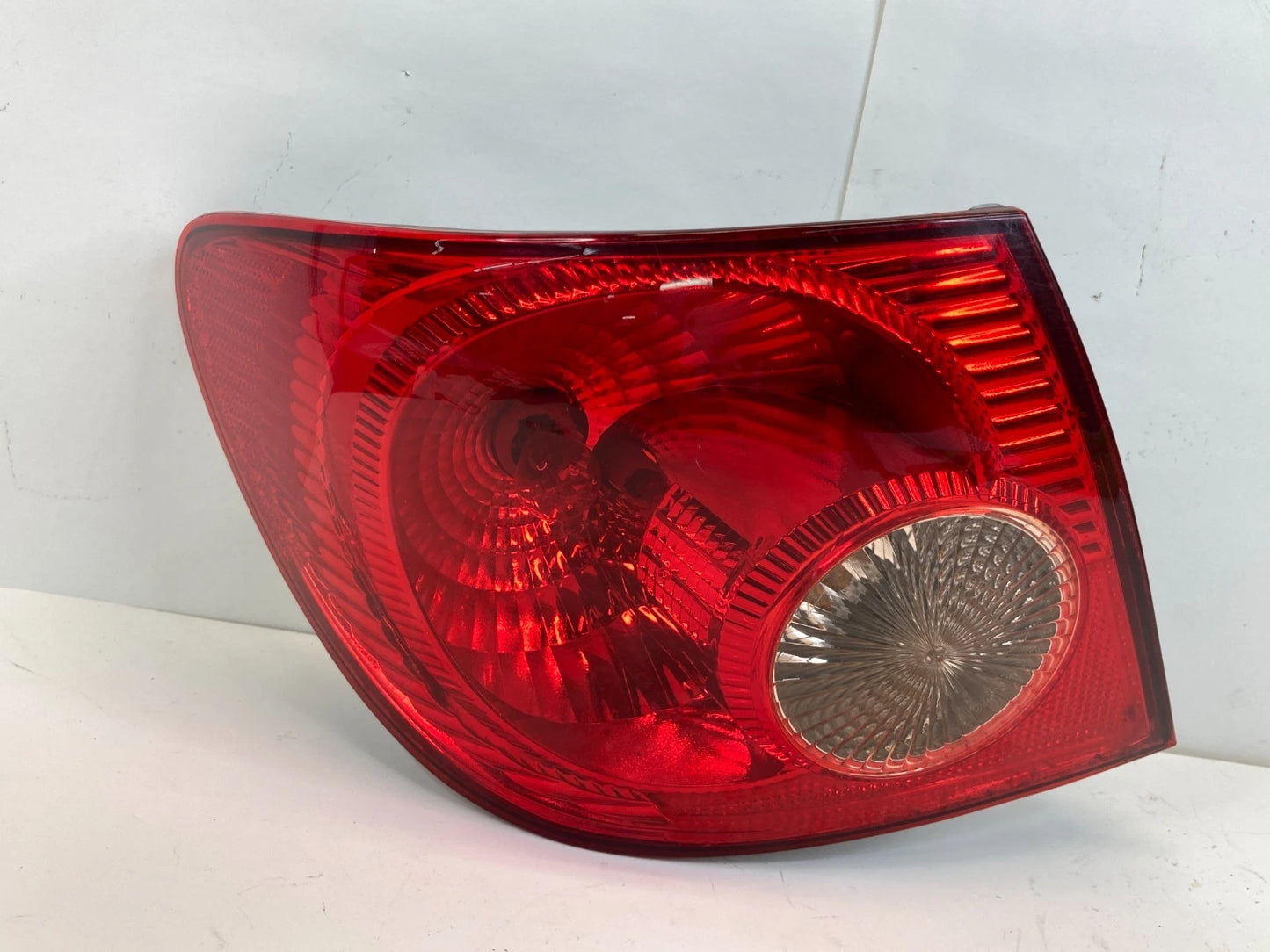 2005-2008 TOYOTA COROLLA DRIVER LEFT SIDE REAR OUTER TAILLIGHT LAMP ASSEMBLY OEM