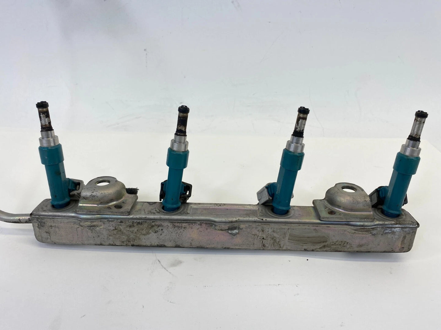 10-15 TOYOTA PRIUS 1.8L L4 AT HYBRID ENGINE FUEL INJECTOR RAIL DELIVERY PIPE OEM