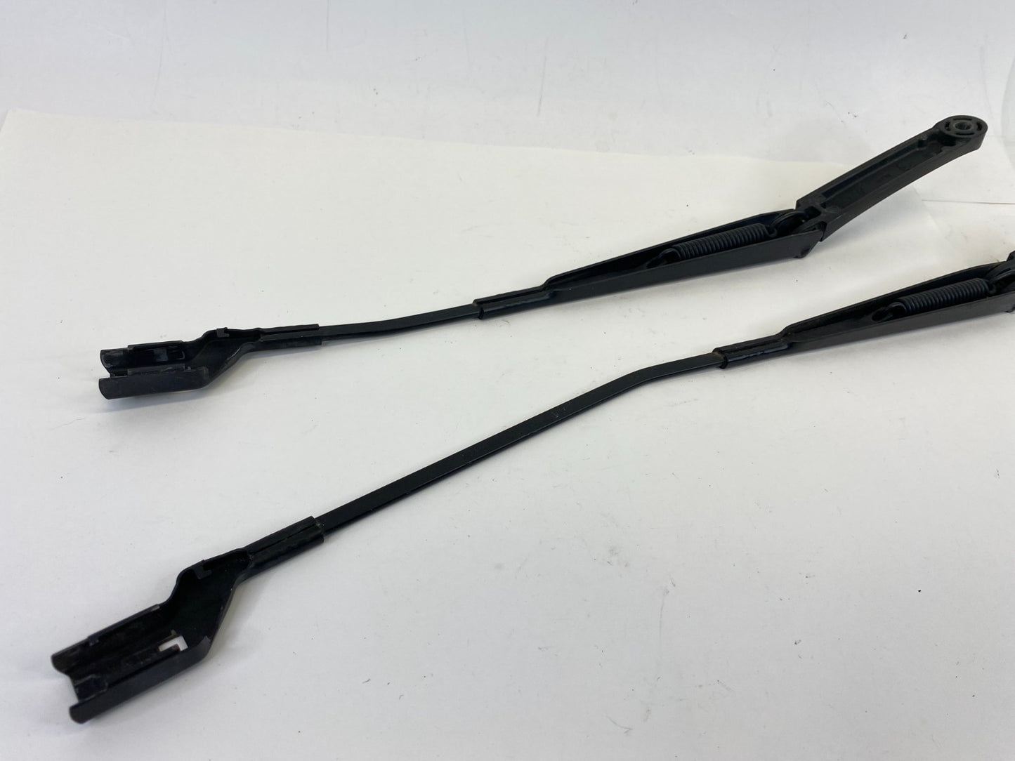 2009-2012 Volkswagen CC SEDAN Front Left & Right Side Windshield Wiper Arm OEM