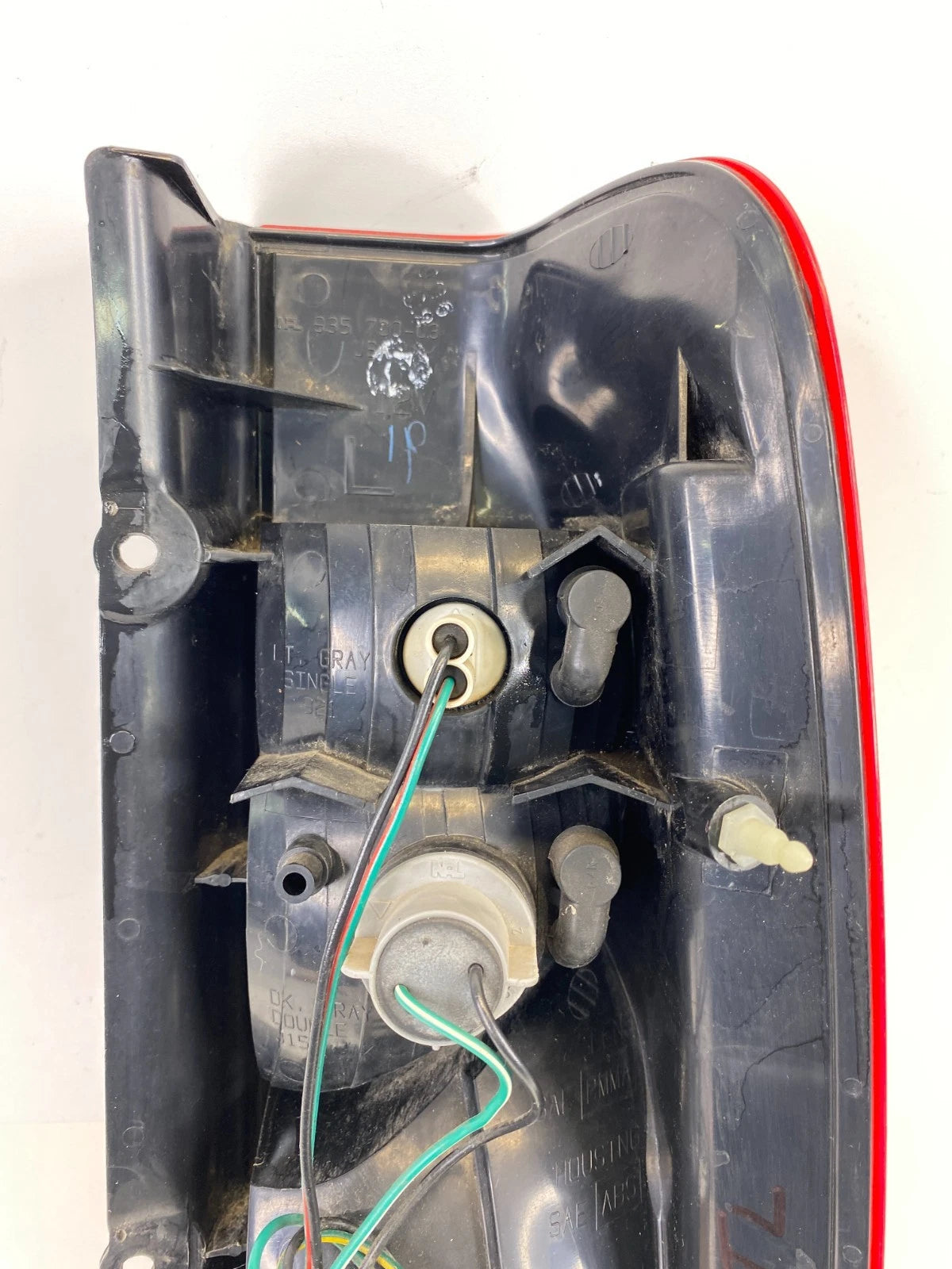 02-04 NISSAN XTERRA REAR LEFT SIDE TAIL LIGHT TAILLIGHT LAMP 935-700-03 OEM