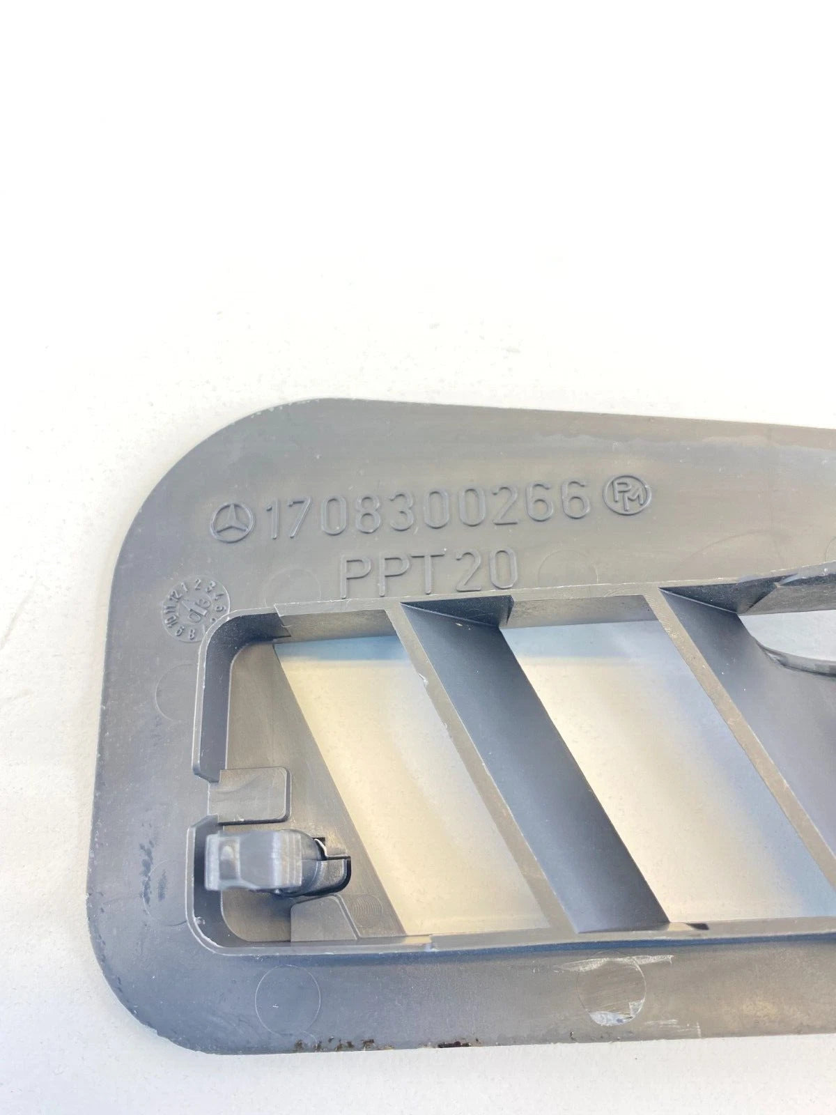 04-08 CHRYSLER CROSSFIRE COUPE FRONT PASSENGER SIDE LOWER AIR VENT 1708300266