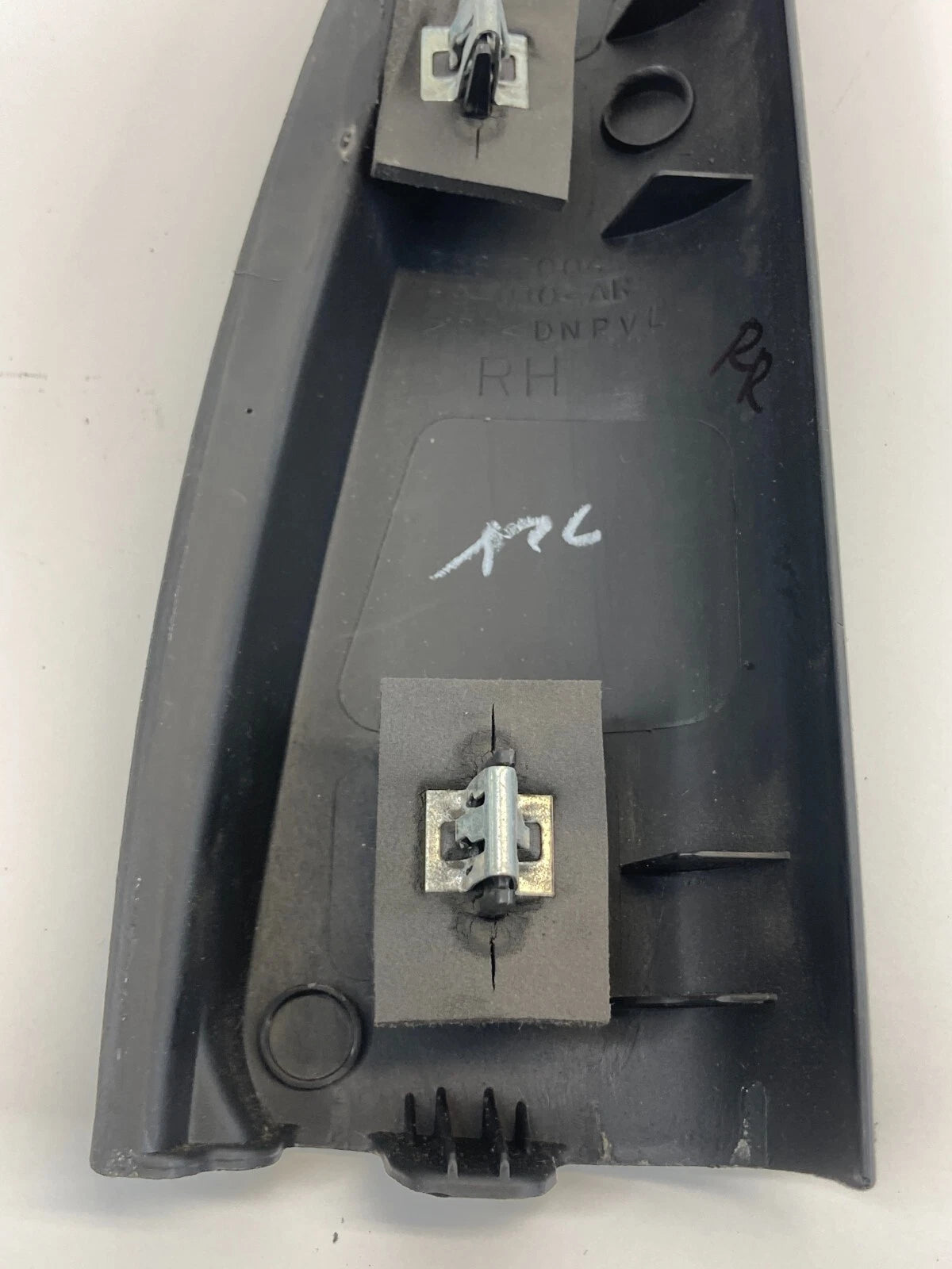 2009-2012 CHEVROLET TRAVERSE REAR RIGHT DOOR INTERIOR WINDOW CORNER TRIM COVER