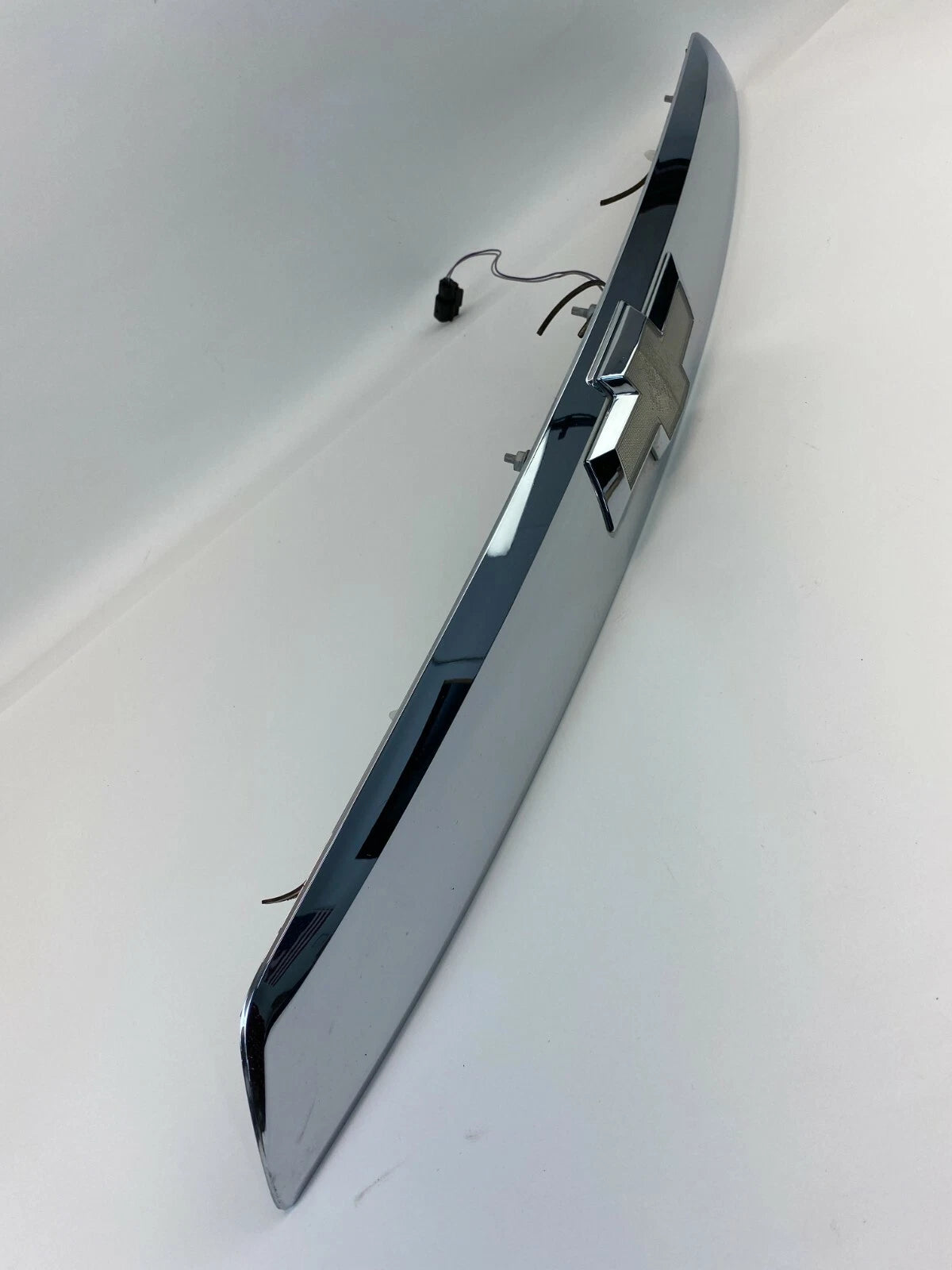 10-15 CHEVROLET EQUINOX DECK LID CENTER LIFTGATE APPLIQUE MOLDING 20881055 OEM