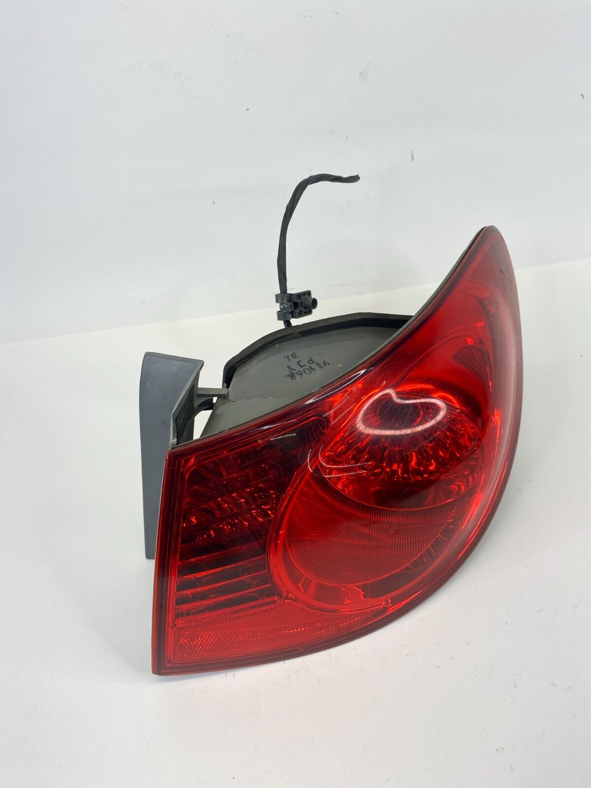 2007-2010 Hyundai Elantra Sedan Right Passenger Taillight Tail Lamp Light Outer