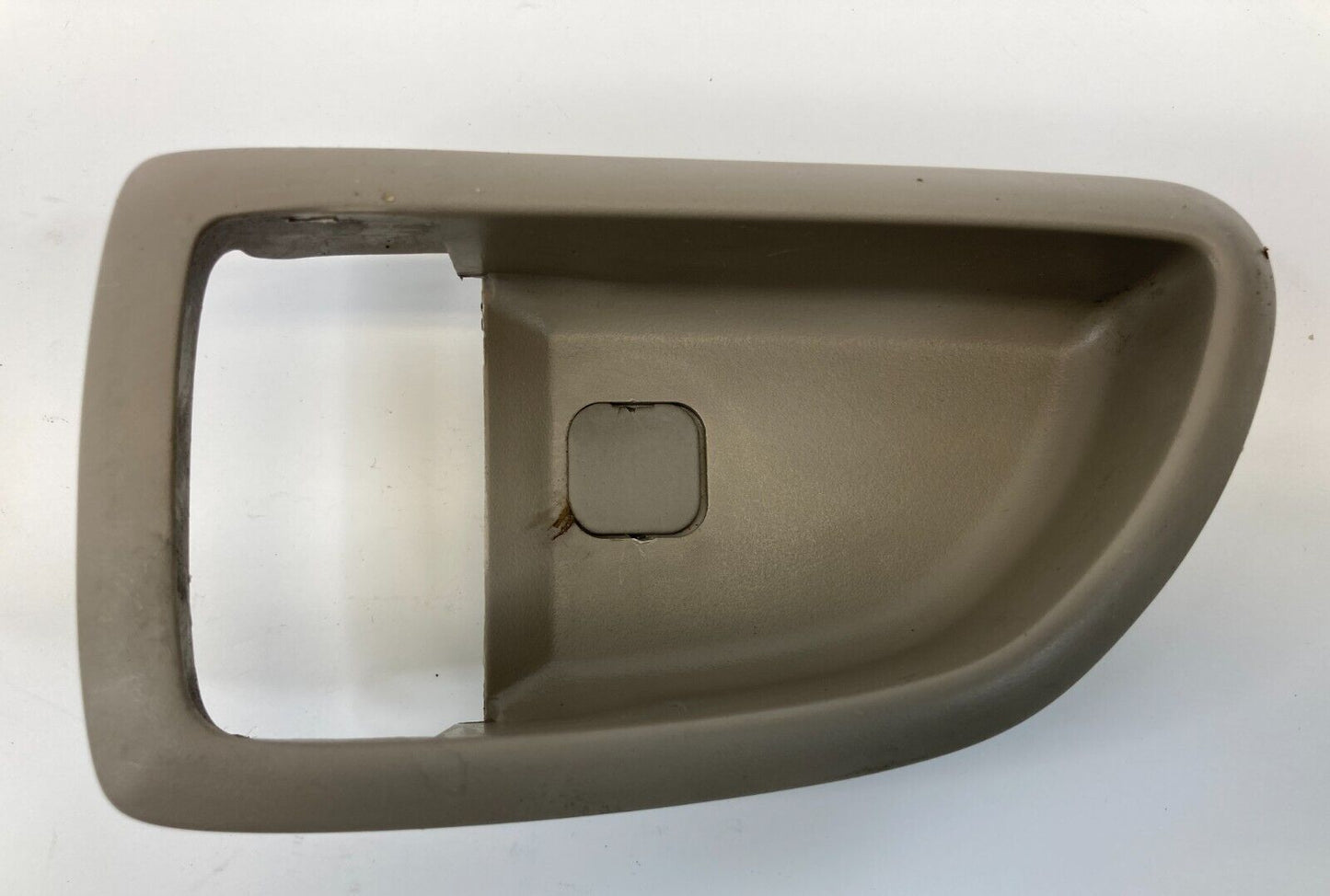 03-09 Kia Sorento Rear Left Driver Side Inner Door Handle Bezel Trim 82621-3E000